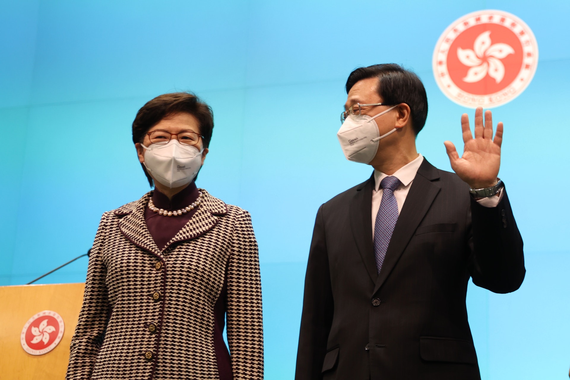 林鄭、李家超會面商討交接。李家超先揮手示意,其後林鄭跟上。(鄭子峰攝) 林鄭、李家超會面商討交接。李家超先揮手示意,其後林鄭跟上。(鄭子峰攝)