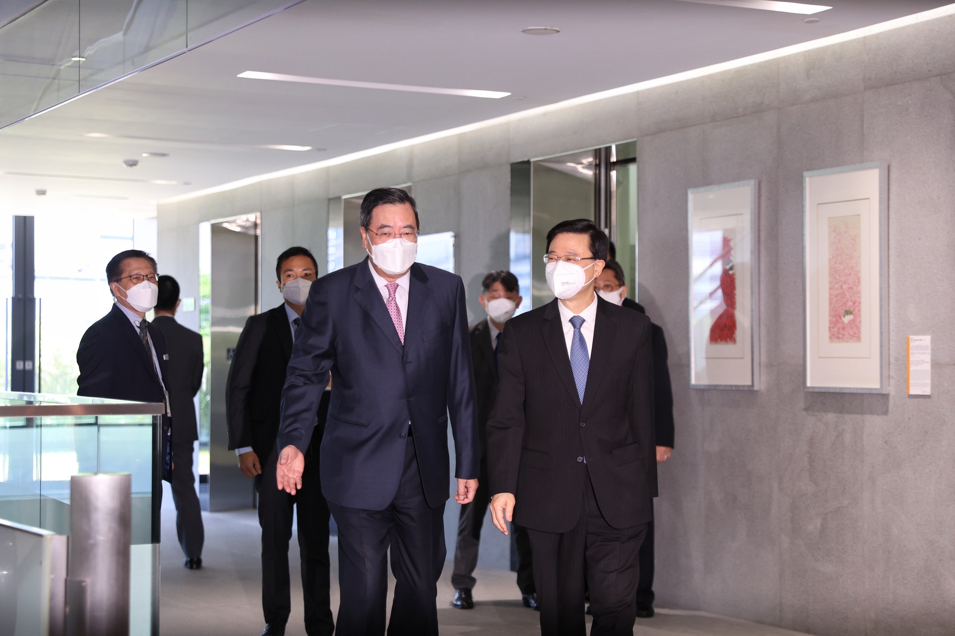 李家超、梁君彥在立法會會晤。(鄭子峰攝) 李家超、梁君彥在立法會會晤。(鄭子峰攝)