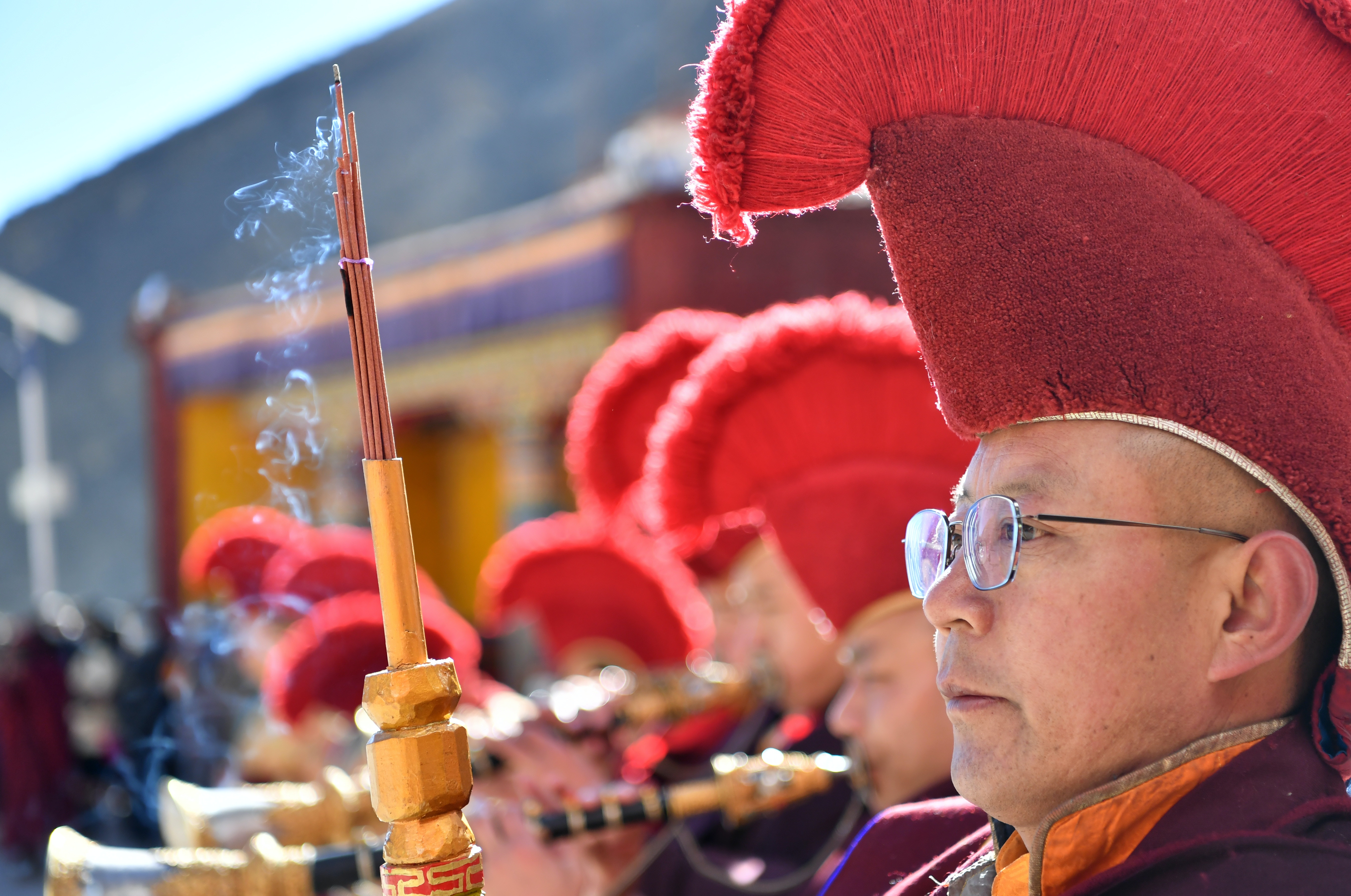 圖為今年3月1日，西藏楚布寺舉行跳神儀式中手持藏香的楚布寺僧人。（新華社）