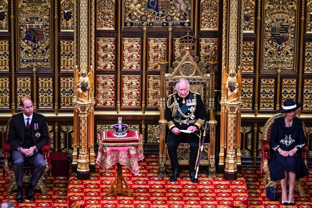 英國會開幕大典：查理斯夫婦與威廉王子（左）均有出席這次儀式（AP）