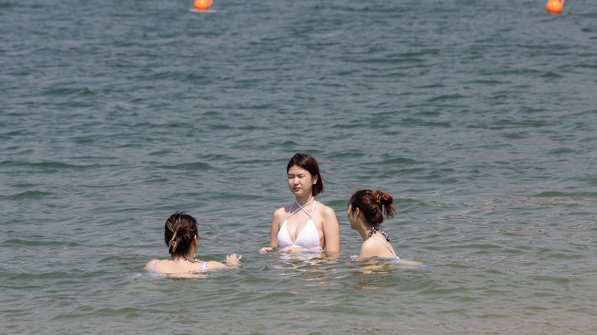 游泳客注意︱石澳泳灘、清水灣第二灣大浪掛紅旗 市民勿前往游泳 游泳客注意︱石澳泳灘、清水灣第二灣大浪掛紅旗 市民勿前往游泳