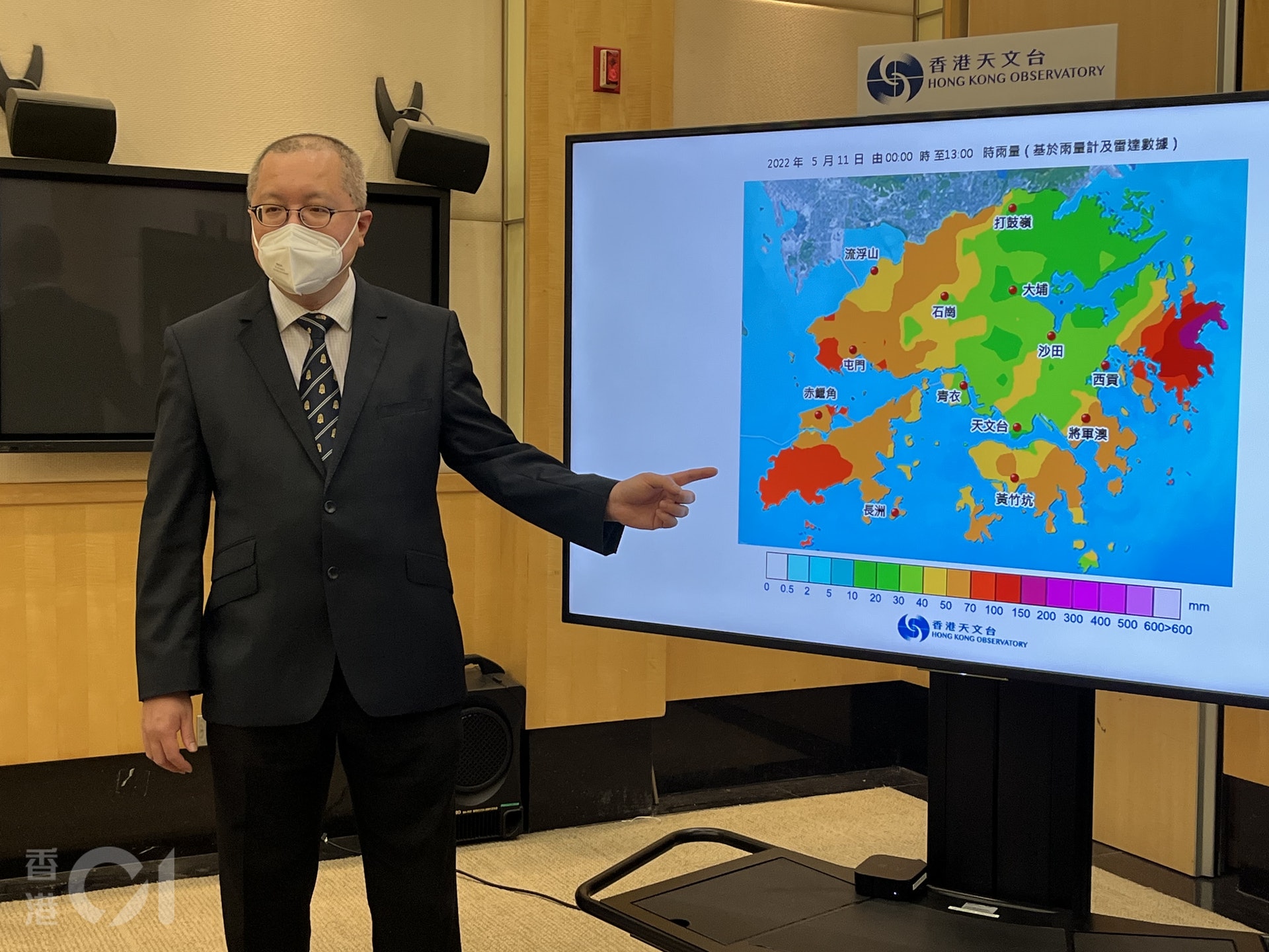 署理香港天文台台長陳栢緯稱今日本港多區的降雨量不一,西貢及大嶼山西南地區最為嚴重。(梁思行攝) 署理香港天文台台長陳栢緯稱今日本港多區的降雨量不一,西貢及大嶼山西南地區最為嚴重。(梁思行攝)