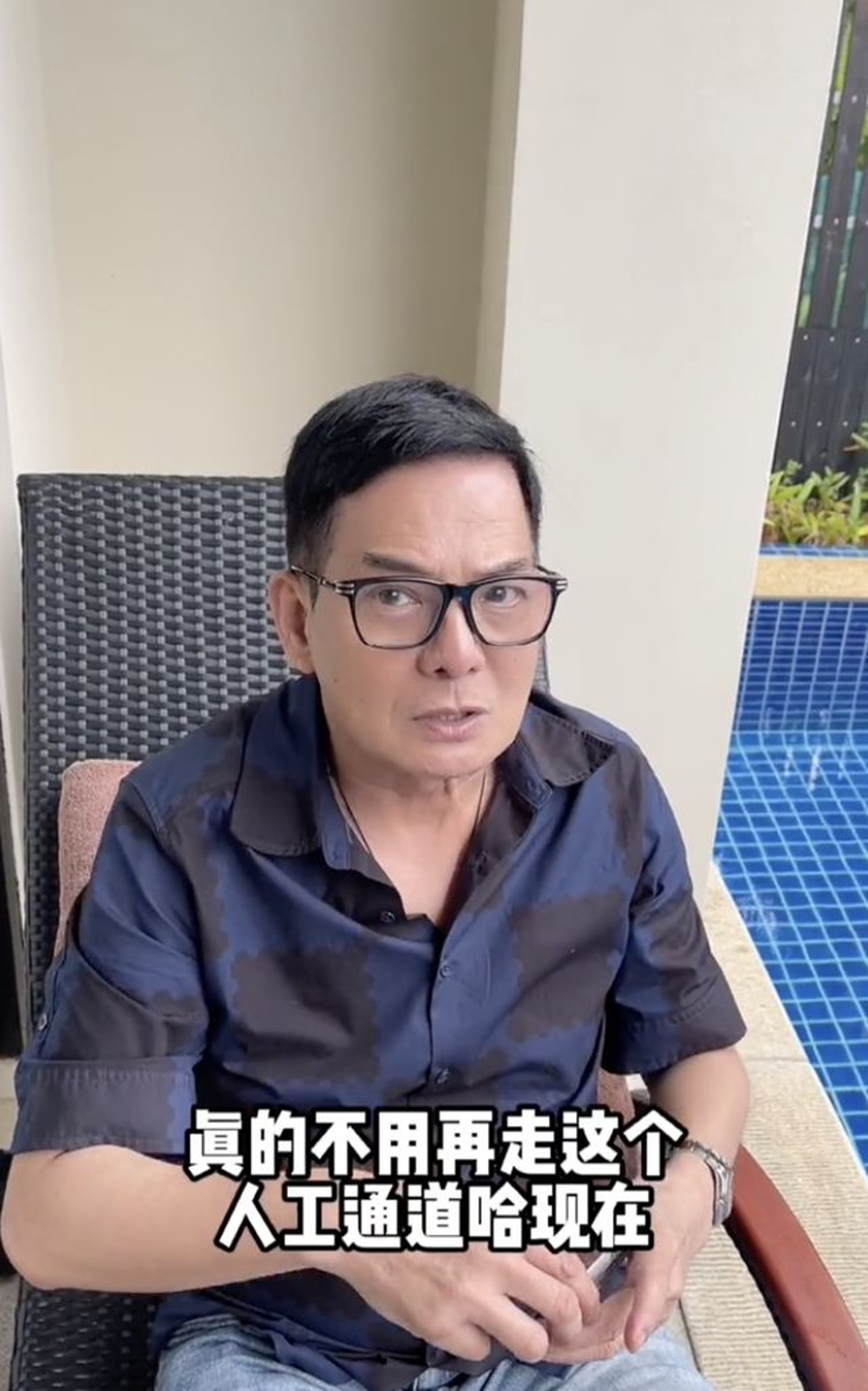現年68歲的李國麟早前移居到內地從事直播主(影片截圖) 現年68歲的李國麟早前移居到內地從事直播主(影片截圖)