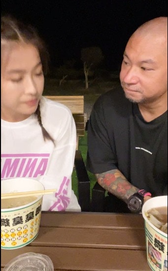 金剛與小嫻在直播中宣佈二人已經分手一個多月 (fb@小嫻 （黃瑜嫻）)