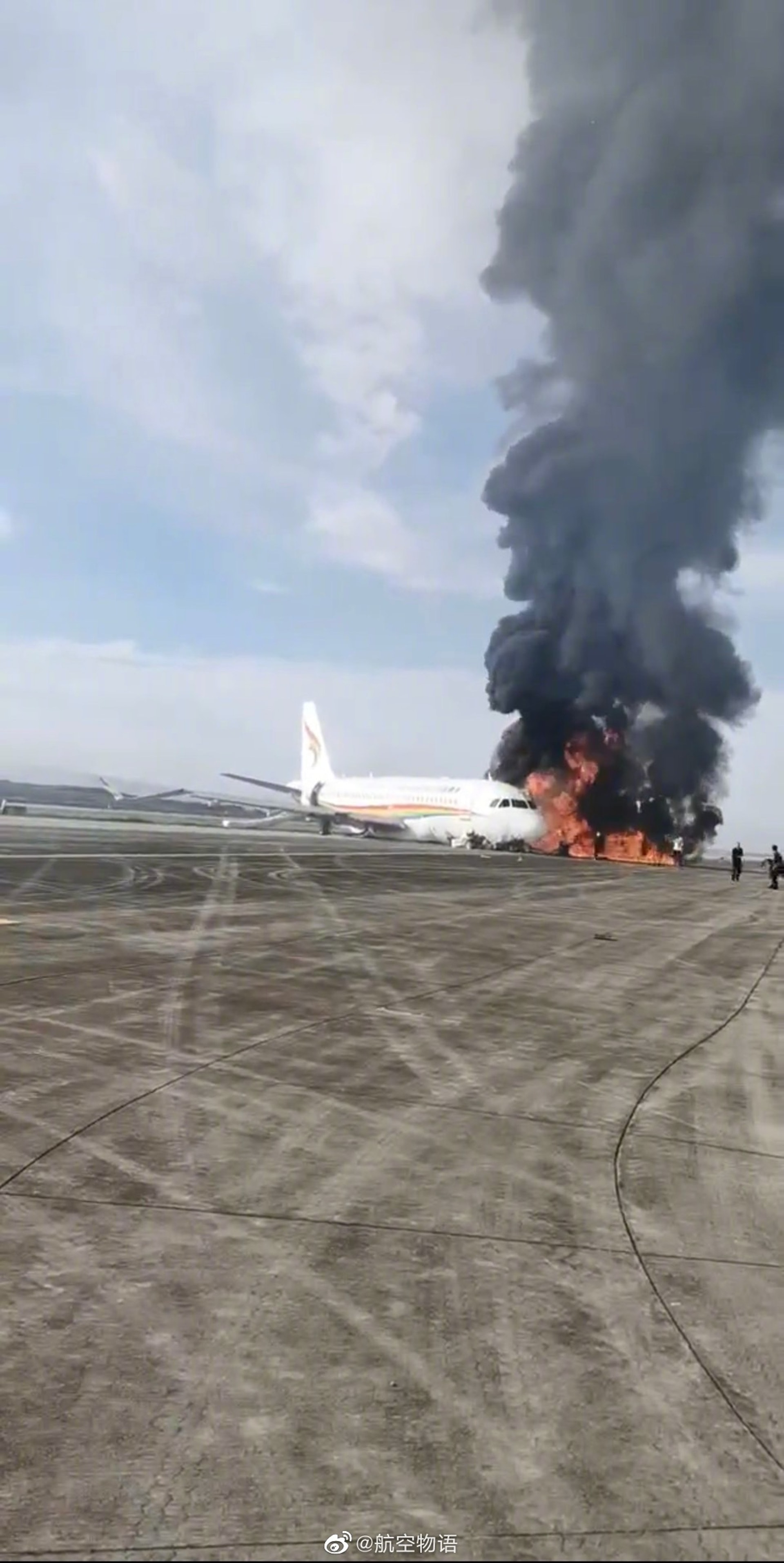 飛機衝出跑道,起火冒黑煙。(微博@航空物語) 飛機衝出跑道,起火冒黑煙。(微博@航空物語)