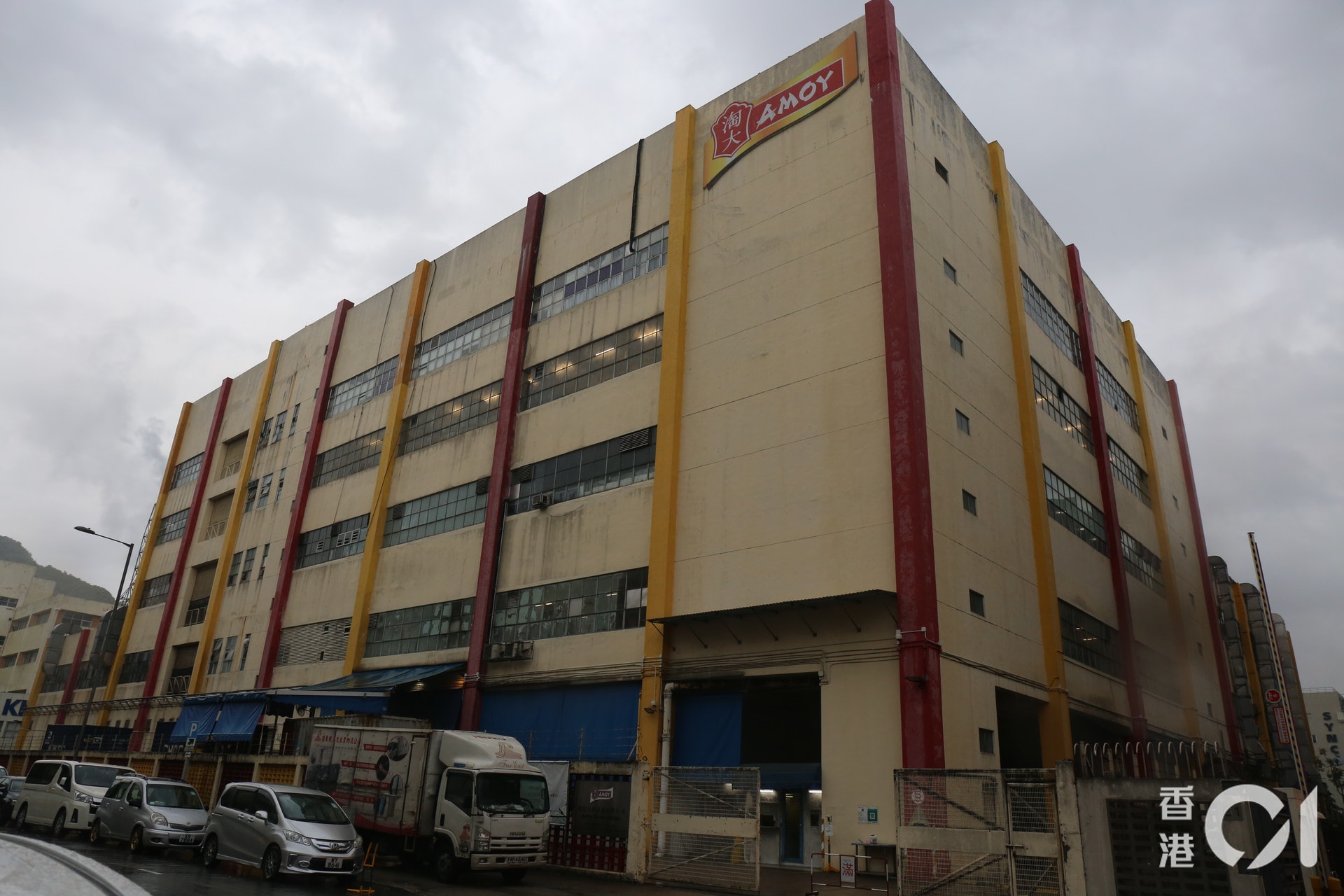 大埔工業邨大富街11至15號淘大食品廠房,一名中年男工人被機器夾着頭部。(楊嘉朗攝) 大埔工業邨大富街11至15號淘大食品廠房,一名中年男工人被機器夾着頭部。(楊嘉朗攝)