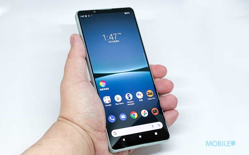 冰白（Ice White）色款 Xperia 1 IV 手機（Mobile Magazine授權使用）