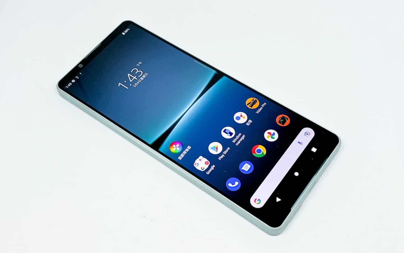 沿用 6.5 吋 4K HDR OLED 螢幕，保留 120Hz 更新率同時亮度較前代提高 50%。（Mobile Magazine授權使用）