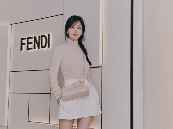 宋慧喬愛不釋手的Fendi First兩用手袋也能在官網買到。（Fendi官網）