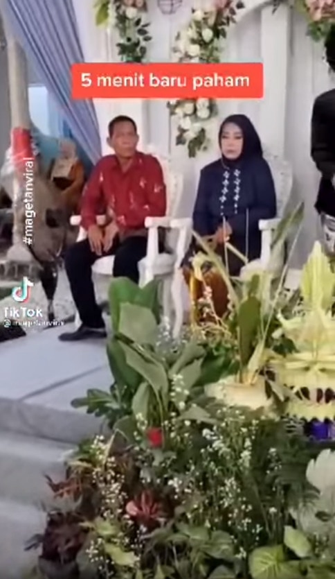 印尼東爪哇省的一個村莊近日舉行一場婚禮，新娘穿著白色婚紗，和家人一起站在舞台上，台下坐滿了賓客，還有演出的樂隊，不同的是，從頭到尾新郎都沒有出現。（Facebook@ardie.putra.948）