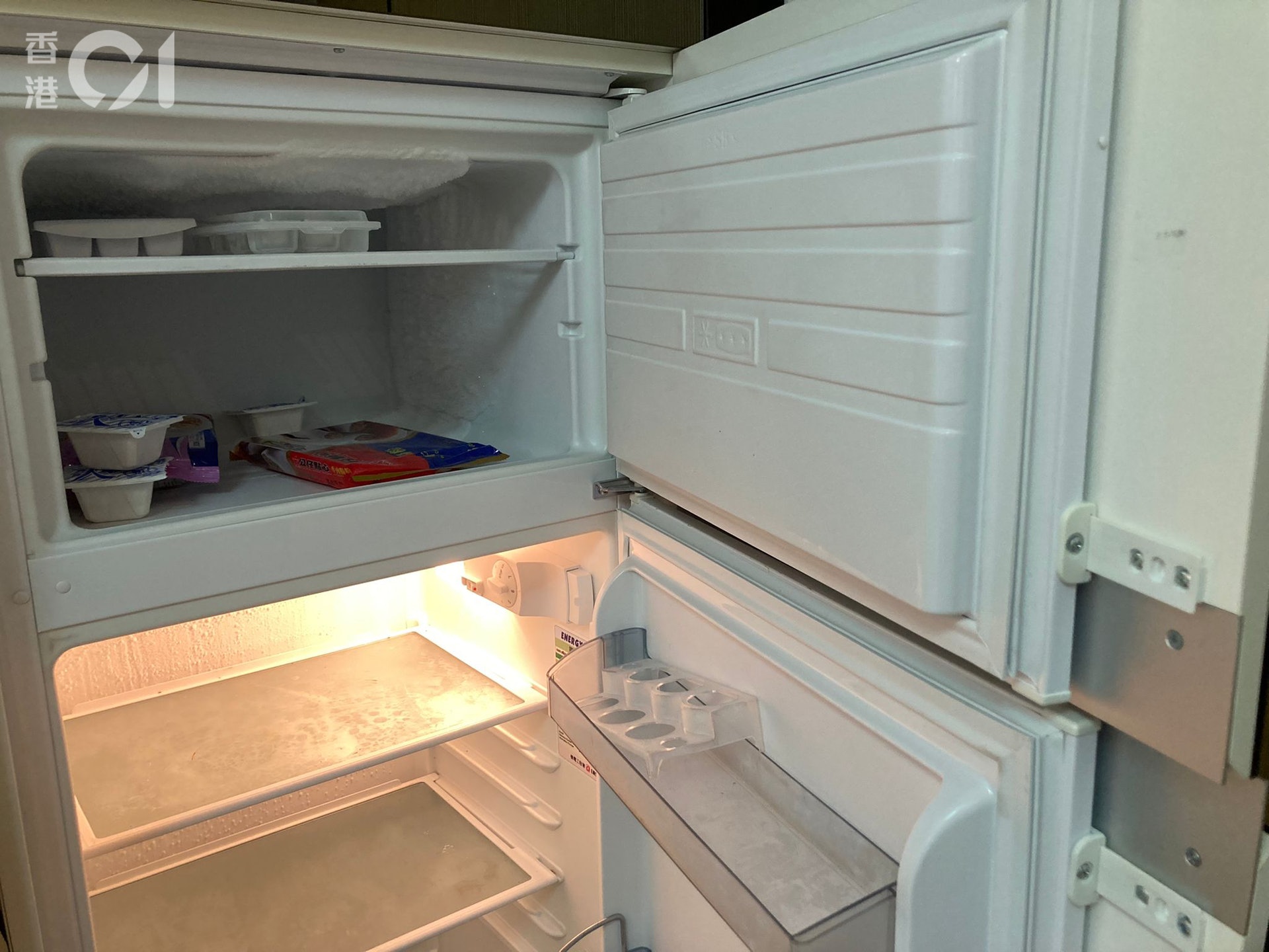 雪櫃下層已由楊小姐友人清理乾淨,冰櫃仍有雪糕及點心等食品。(何瑞芬攝)