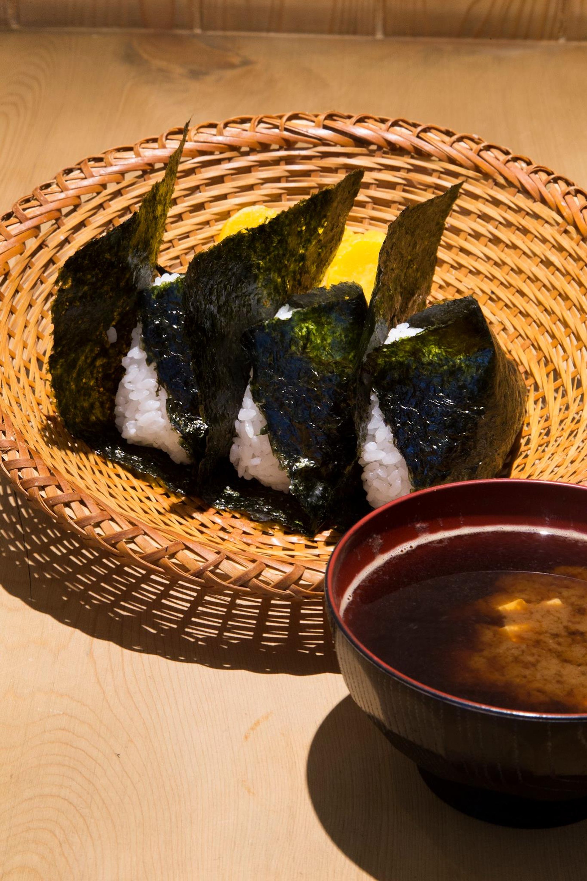 【淺草】宿六：東京最老的飯糰店，在淺草的飯糰專賣店「宿六」是在東京最古老的飯糰店，從昭和29年至今，同時他也是第一個以飯糰店之姿入駐米其林指南的餐廳。（Facebook@onigiriyadoroku）