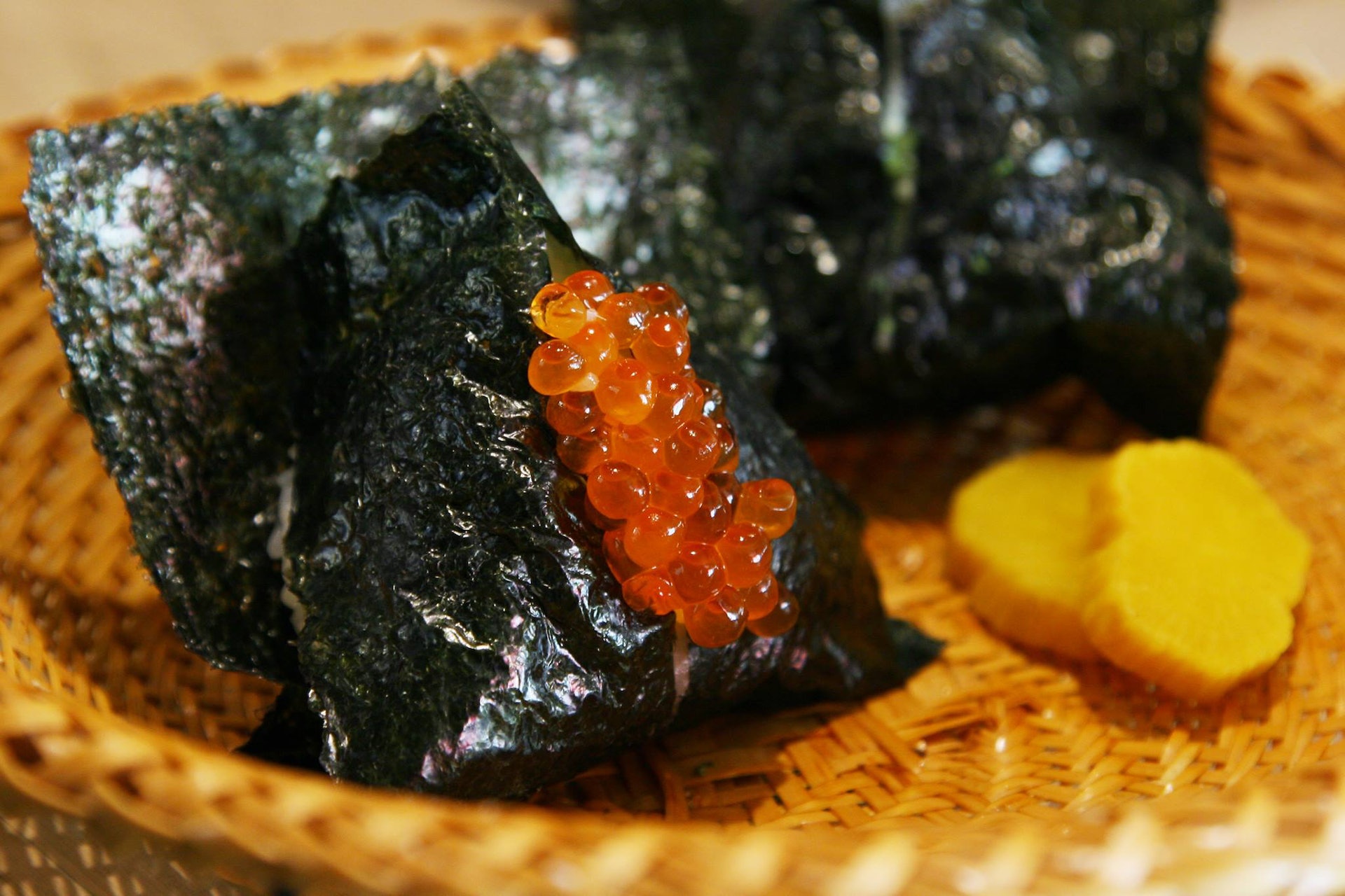 【淺草】宿六:東京最老的飯糰店,只不過目前店家是不能使用信用卡消費的,來這裡買飯糰之前可要記得確認身上有現金唷!(Instagram@onigiri_asakusa_yadoroku) 【淺草】宿六:東京最老的飯糰店,只不過目前店家是不能使用信用卡消費的,來這裡買飯糰之前可要記得確認身上有現金唷!(Instagram@onigiri_asakusa_yadoroku)