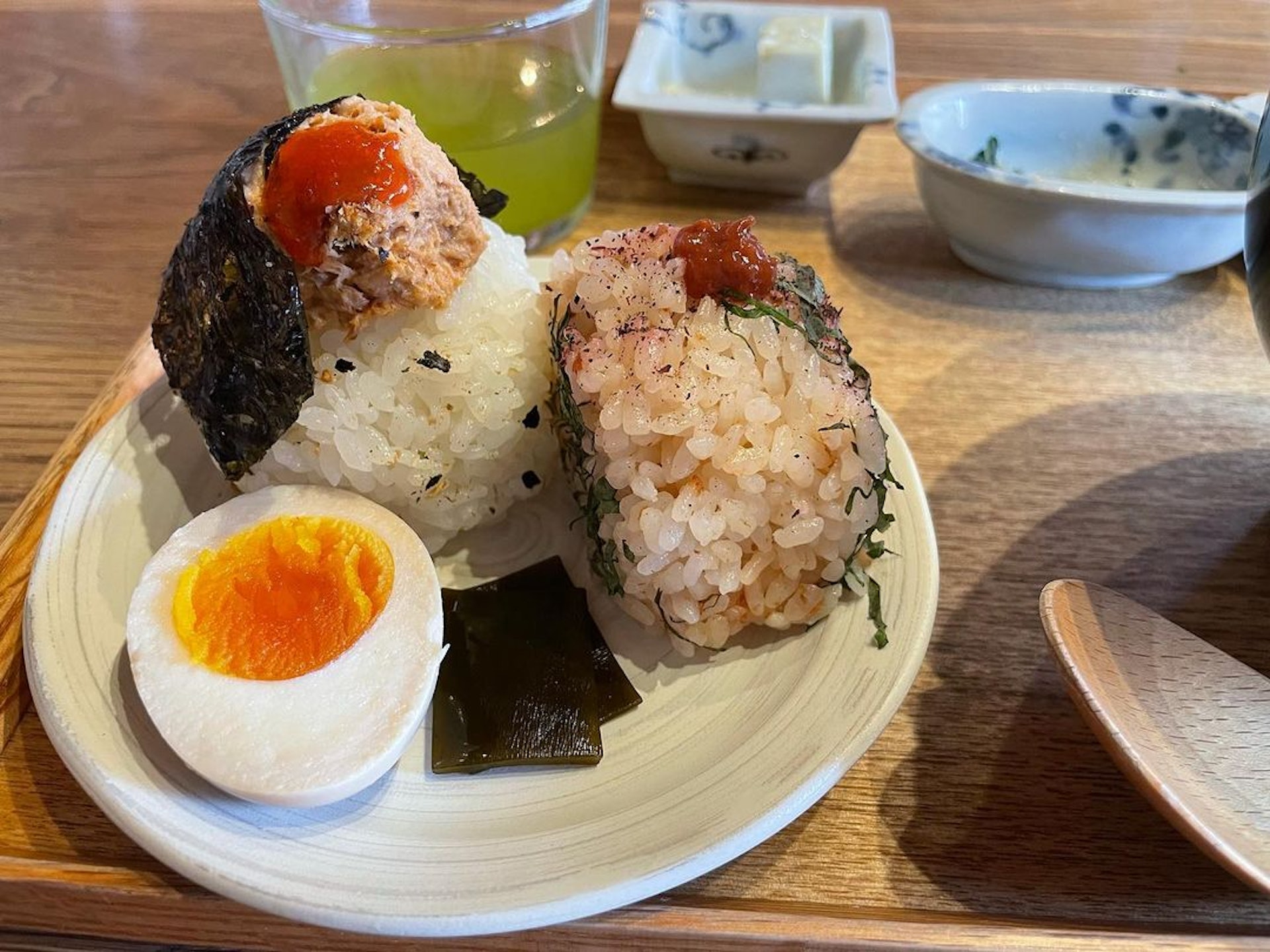 【淺草】MISOJYU:文青系的精美飯糰舖,飯糰共有鹽味海苔、鮭魚、紫蘇梅干、玄米炊飯及辣味泡菜五種口味。(Instagram@gurumegurume__maki5) 【淺草】MISOJYU:文青系的精美飯糰舖,飯糰共有鹽味海苔、鮭魚、紫蘇梅干、玄米炊飯及辣味泡菜五種口味。(Instagram@gurumegurume__maki5)
