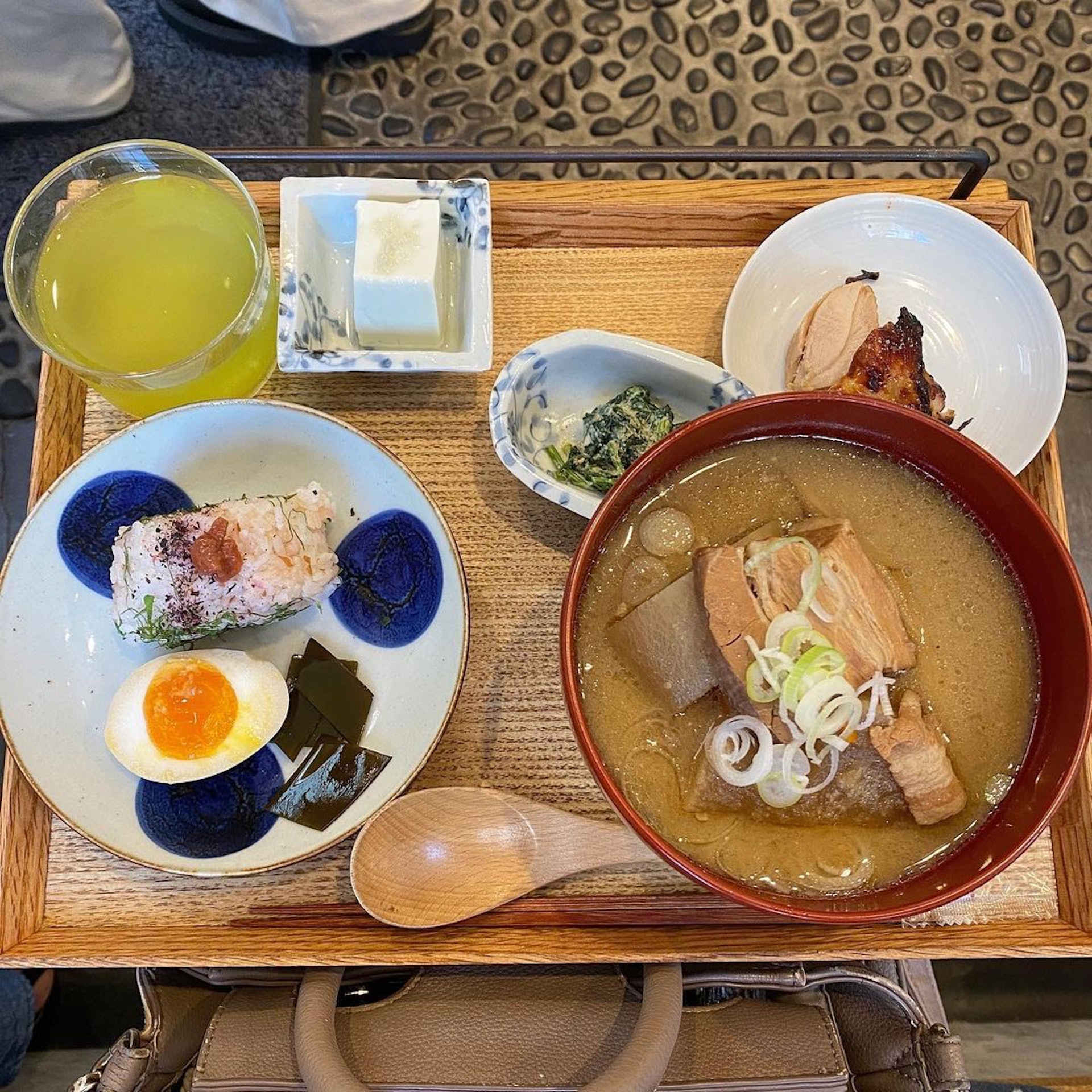【淺草】MISOJYU：文青系的精美飯糰舖，搭配店內各種佐料的味噌湯，講究的擺盤與精緻的模樣完全胃口大開啊！（Instagram@mog__glam）