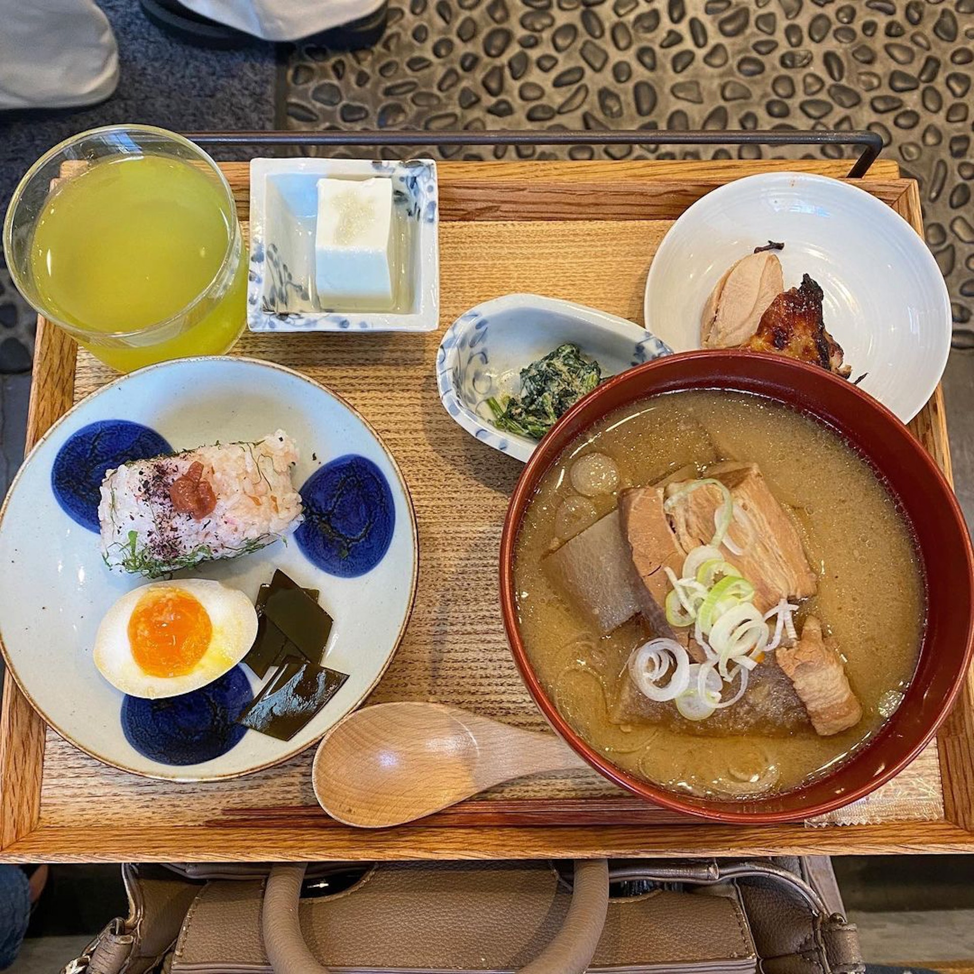 【淺草】MISOJYU:文青系的精美飯糰舖,搭配店內各種佐料的味噌湯,講究的擺盤與精緻的模樣完全胃口大開啊!(Instagram@mog__glam) 【淺草】MISOJYU:文青系的精美飯糰舖,搭配店內各種佐料的味噌湯,講究的擺盤與精緻的模樣完全胃口大開啊!(Instagram@mog__glam)
