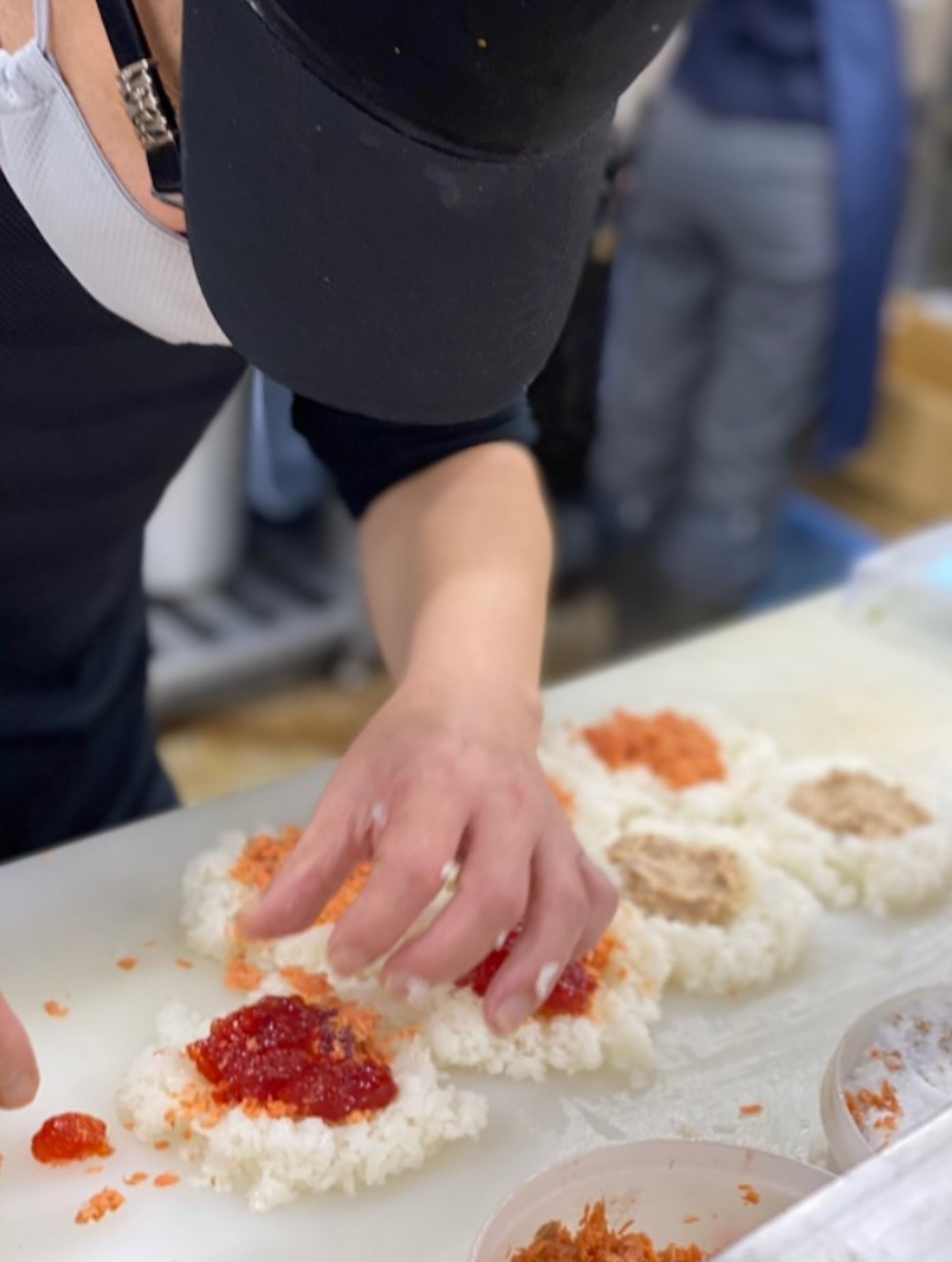 【池袋】手作ばんご：復古系的甲粗飽飯糰舖，坐在吧台前看著老闆將熱呼呼的新潟米飯壓平，包入大把配料再捏成可愛的三角形。（官網圖片）