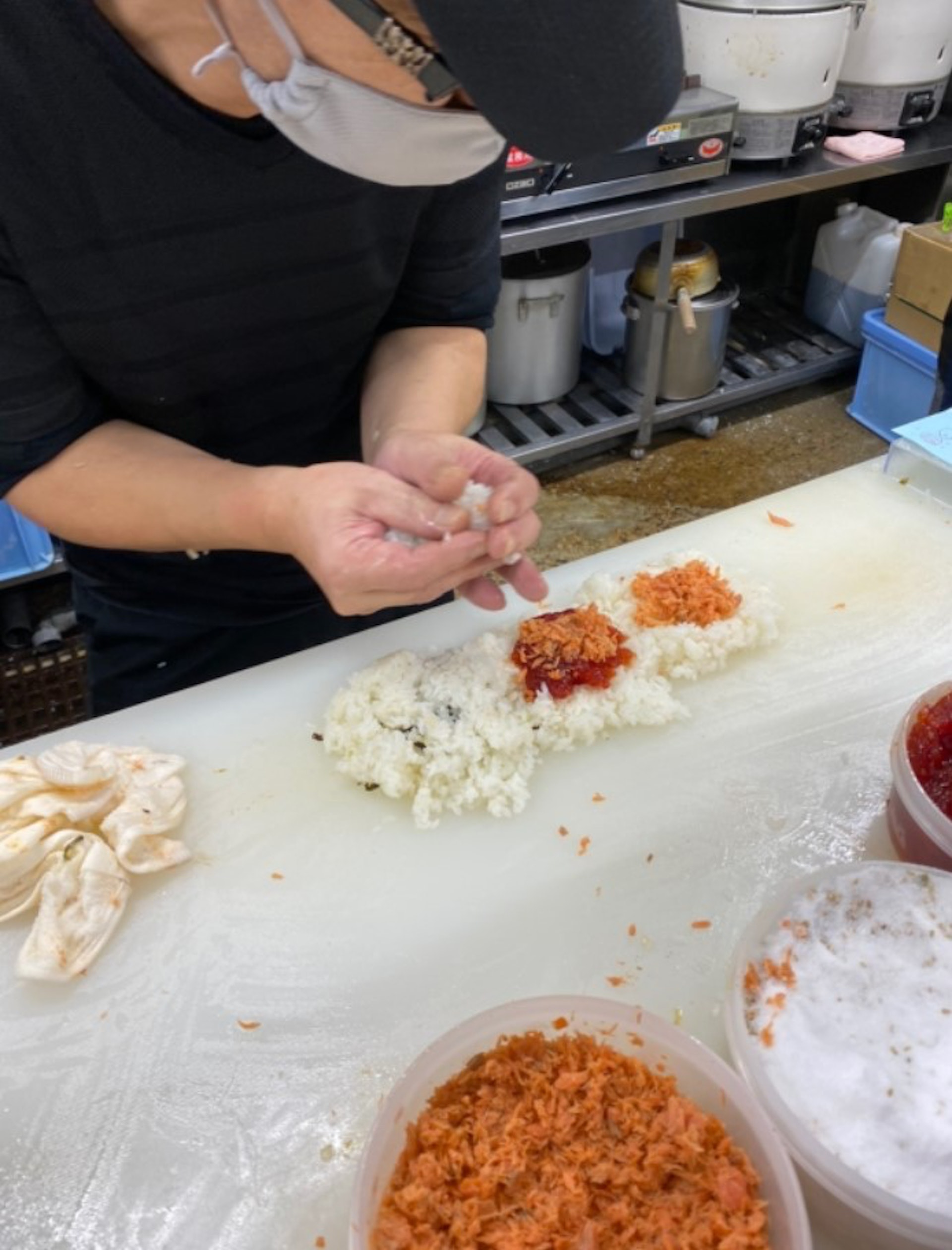 【池袋】手作ばんご:復古系的甲粗飽飯糰舖,最後覆上鹽味海苔,真是非常療癒的過程! (官網圖片) 【池袋】手作ばんご:復古系的甲粗飽飯糰舖,最後覆上鹽味海苔,真是非常療癒的過程! (官網圖片)