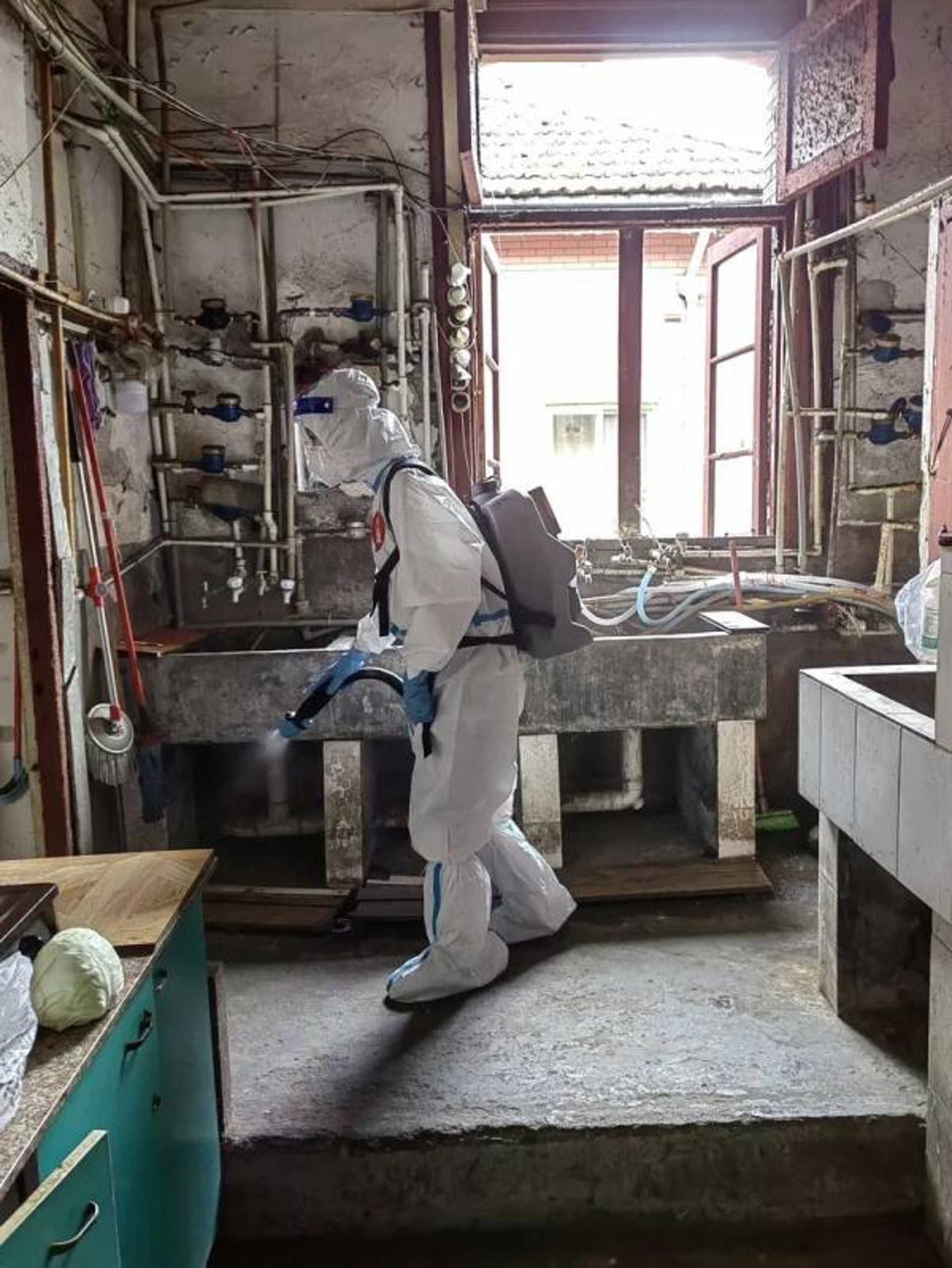 內地多地近日對感染者住所進行「強制入戶消毒」,引發強烈爭議。(示意圖/光明網) 內地多地近日對感染者住所進行「強制入戶消毒」,引發強烈爭議。(示意圖/光明網)