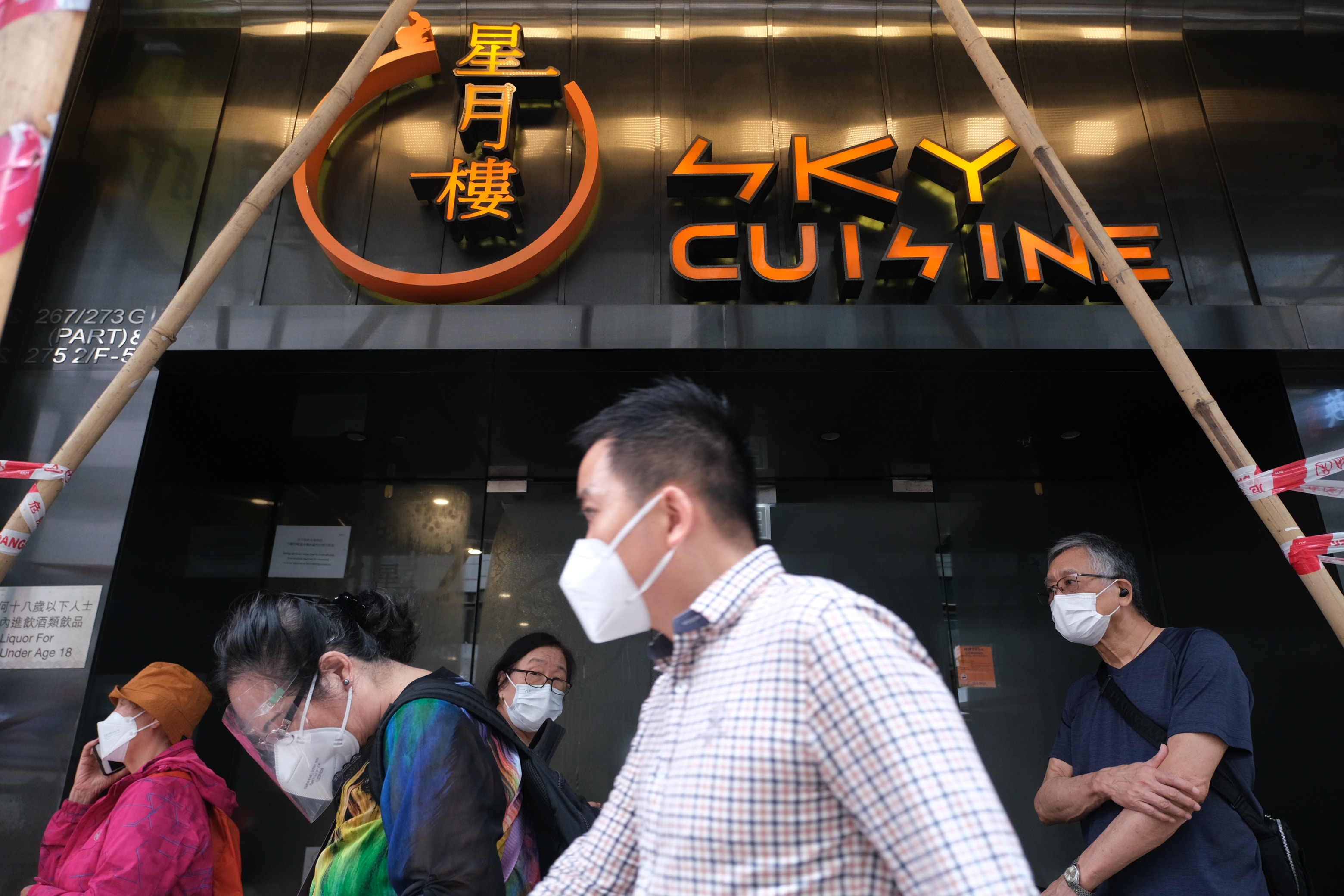 上環星月樓上周六爆疫，今日暫停營業。（盧翊銘攝）