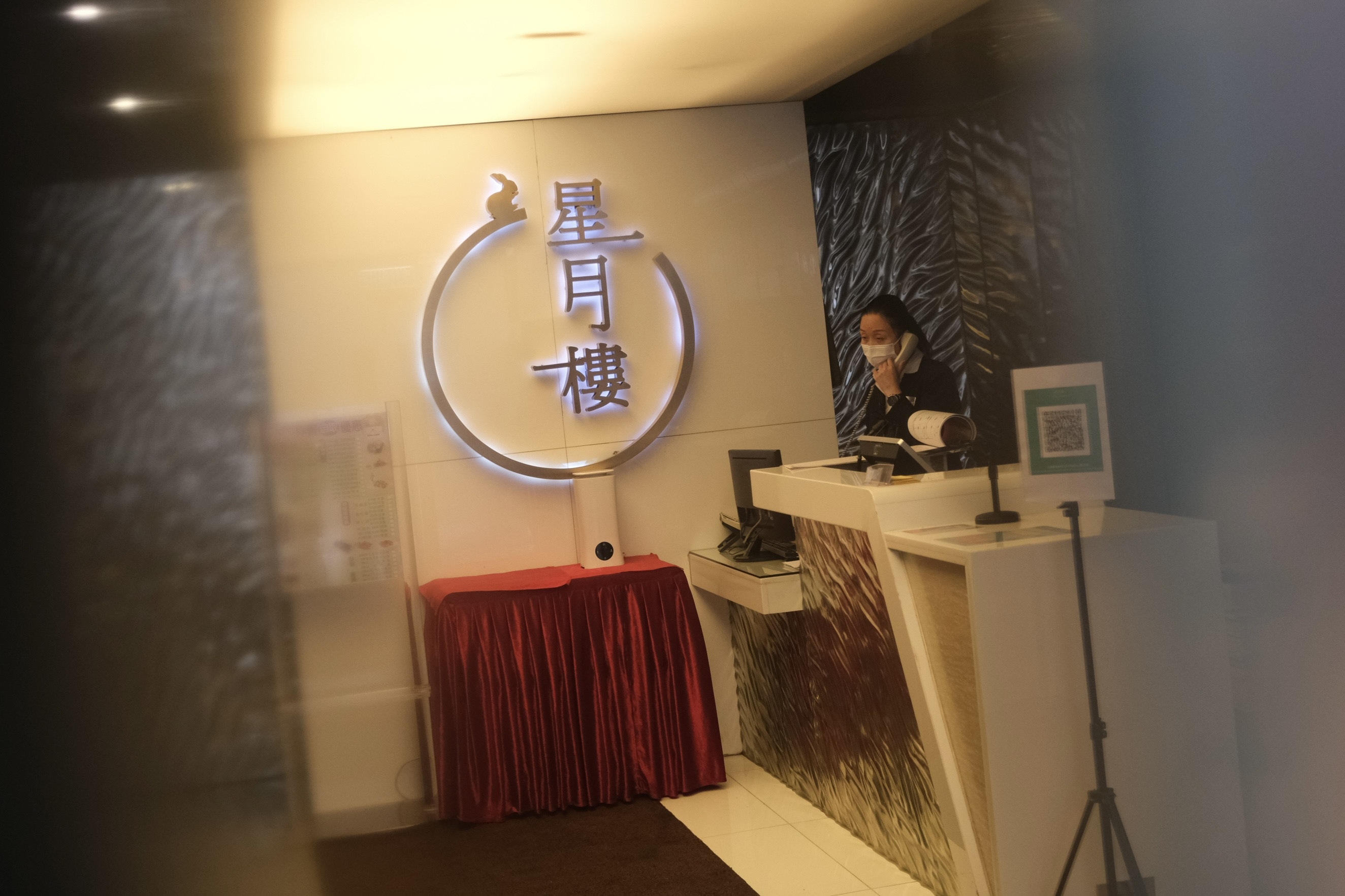 上環星月樓上周六爆疫，今日暫停營業。（盧翊銘攝）