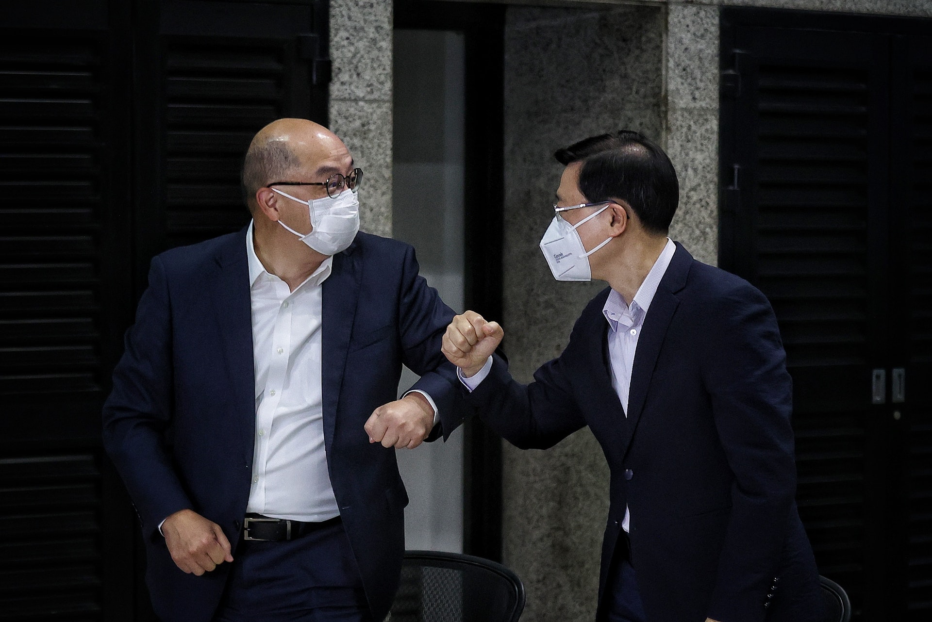 李家超在政制及內地事務局前局長譚志源見證下,簽署法定聲明,表明自己不屬於任何政黨。(李澤彤攝) 李家超在政制及內地事務局前局長譚志源見證下,簽署法定聲明,表明自己不屬於任何政黨。(李澤彤攝)