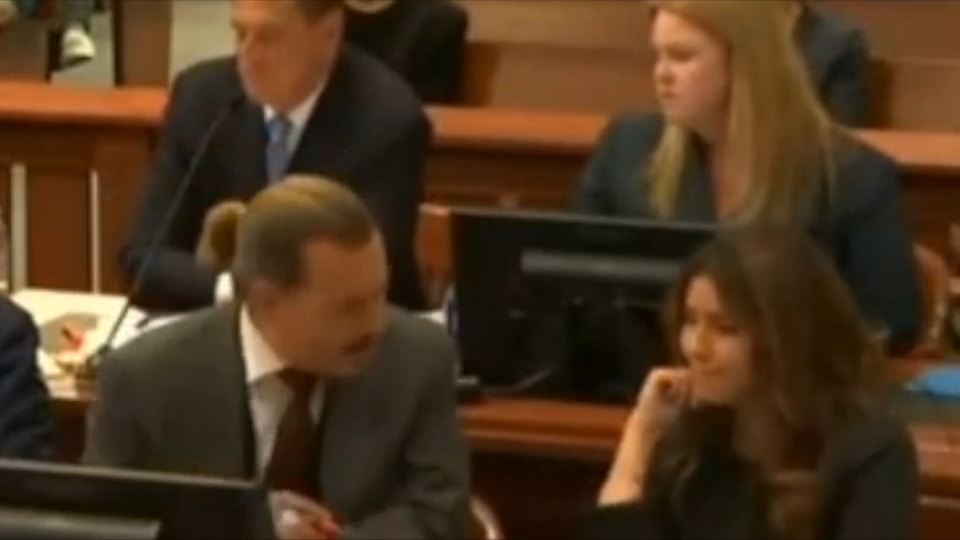 Johnny Depp同美女律師互動好有愛。(影片截圖)