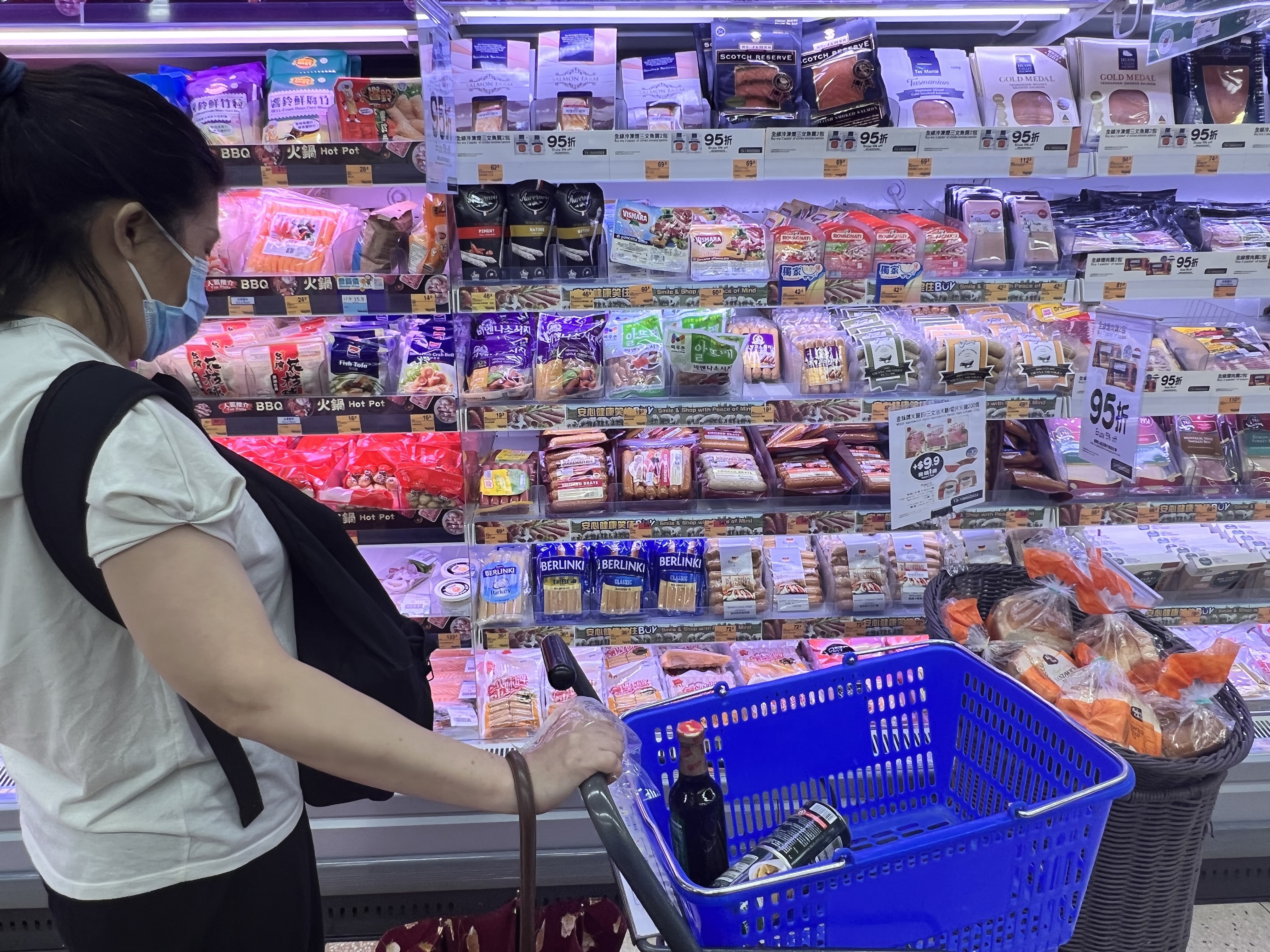 消委會測試30款香腸，檢出的鈉含量由每100克含565毫克至1,280毫克不等，相差超過1倍。（羅君豪攝）