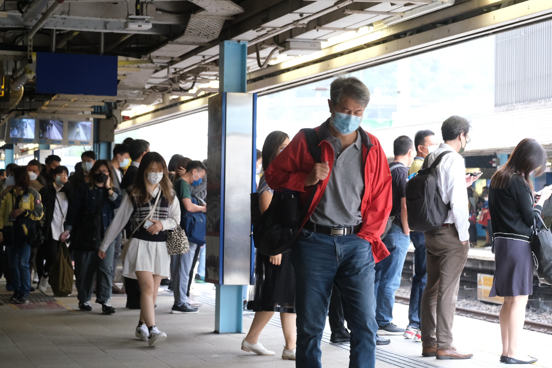大圍站連接屯馬線及東鐵線,今日(5月16日)候車人流明顯較其他車站多。(盧翊銘攝) 大圍站連接屯馬線及東鐵線,今日(5月16日)候車人流明顯較其他車站多。(盧翊銘攝)