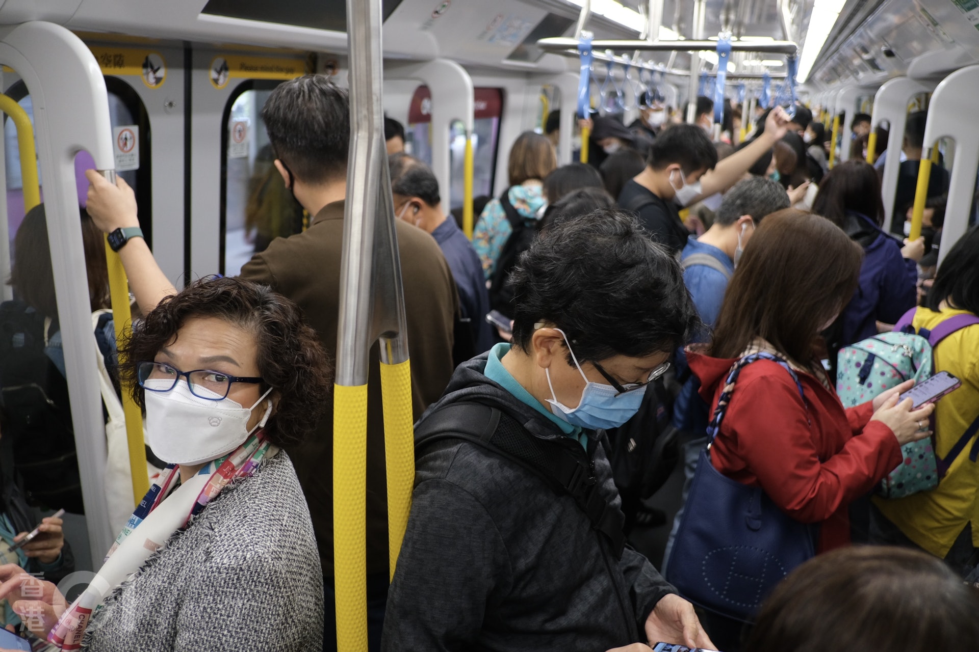 今早(5月16日)駛至大圍站的列車,大部份車卡都有五至七成滿。(盧翊銘攝) 今早(5月16日)駛至大圍站的列車,大部份車卡都有五至七成滿。(盧翊銘攝)