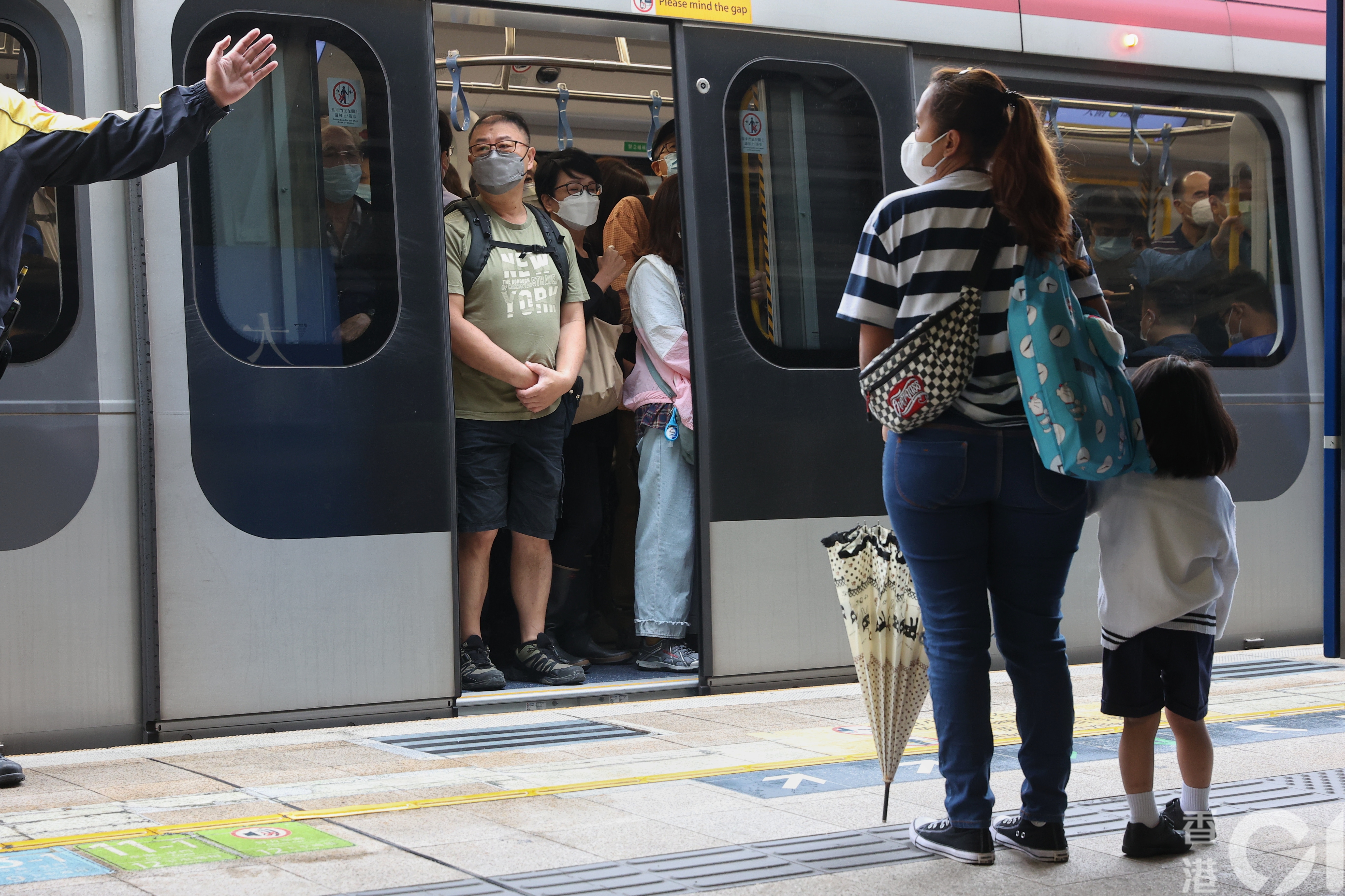 沙田站往金鐘方向的列車，車頭位置明顯較多乘客。（張浩維攝）