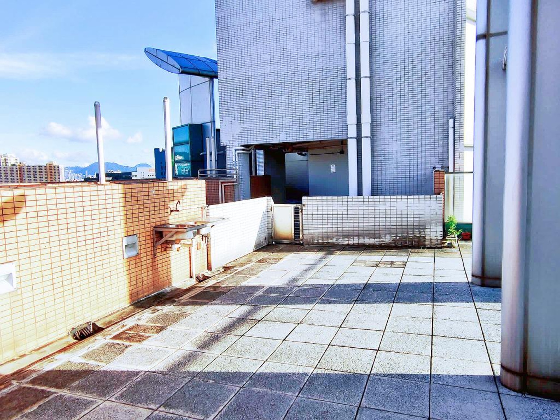 單位連約567平方呎天台,可作戶外活動。(代理提供) 單位連約567平方呎天台,可作戶外活動。(代理提供)