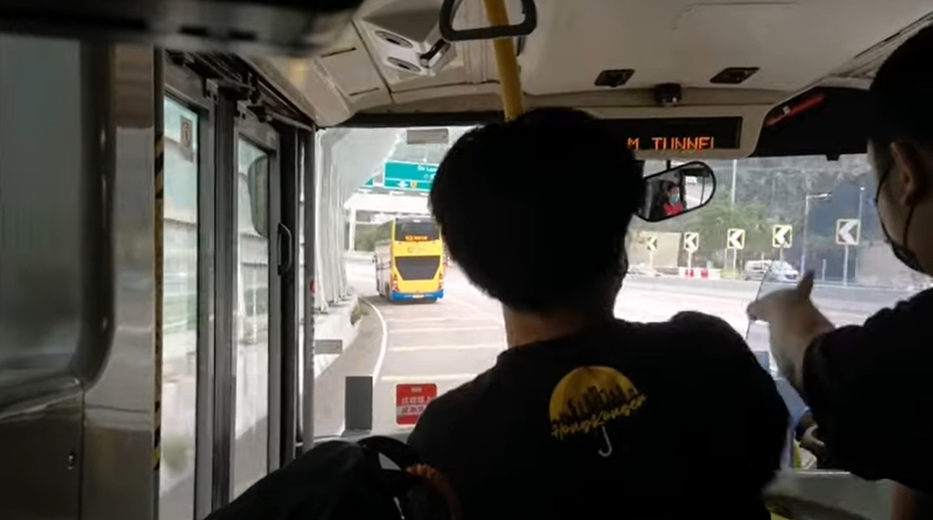 日前網上流傳1條短片,顯示1部開往天水圍的269D線巴士,不小心行錯路沿深井駛進青衣,乘客不但沒有鼓躁責怪,一班巴士迷更挺身而出上前協助,指示司機如何駛回正確路線,(影片截圖) 日前網上流傳1條短片,顯示1部開往天水圍的269D線巴士,不小心行錯路沿深井駛進青衣,乘客不但沒有鼓躁責怪,一班巴士迷更挺身而出上前協助,指示司機如何駛回正確路線,(影片截圖)