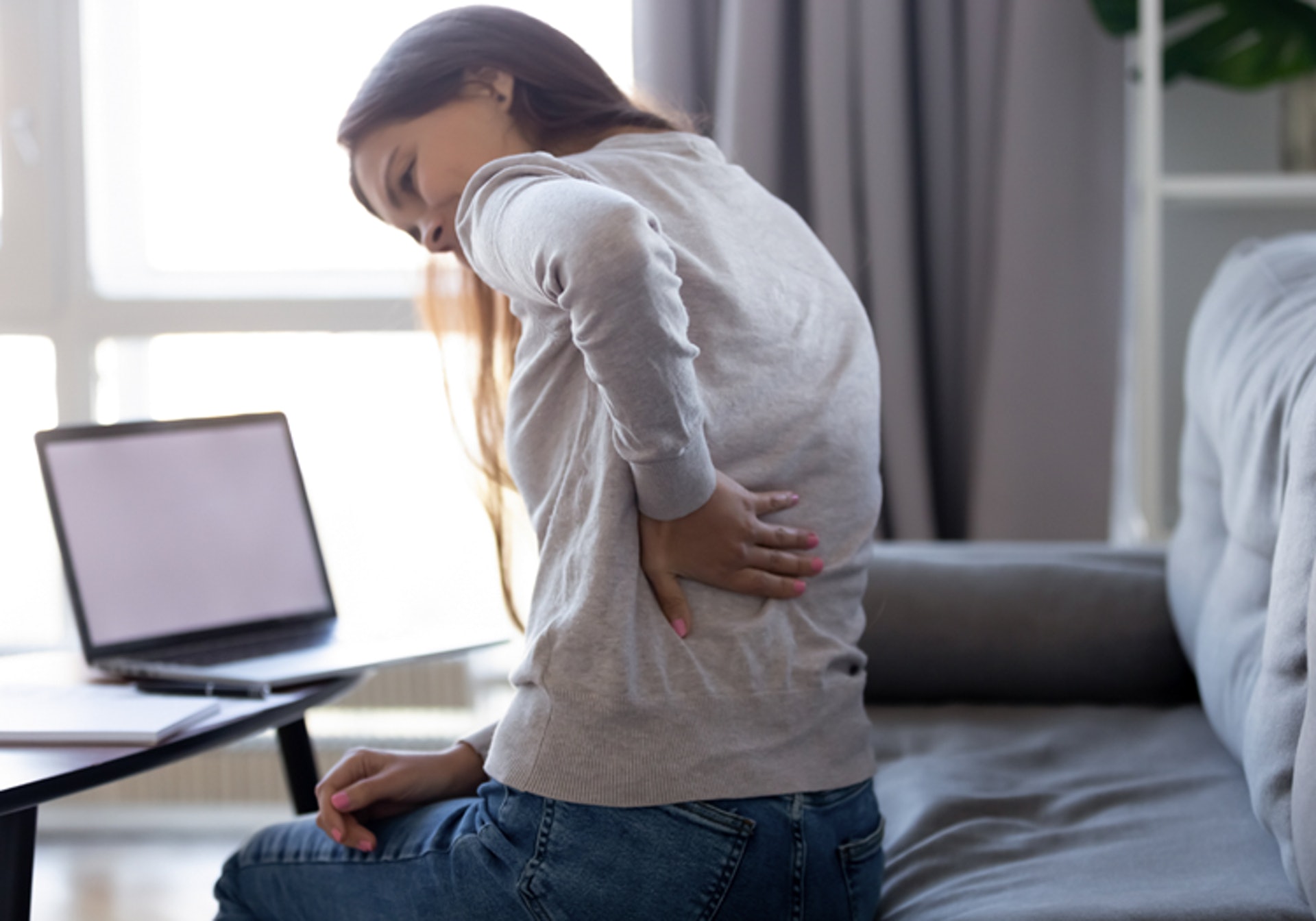持續不斷的疫情,令不少人嚴重缺乏運動,繼而引發各種痛症。(圖片:Shutterstock) 持續不斷的疫情,令不少人嚴重缺乏運動,繼而引發各種痛症。(圖片:Shutterstock)