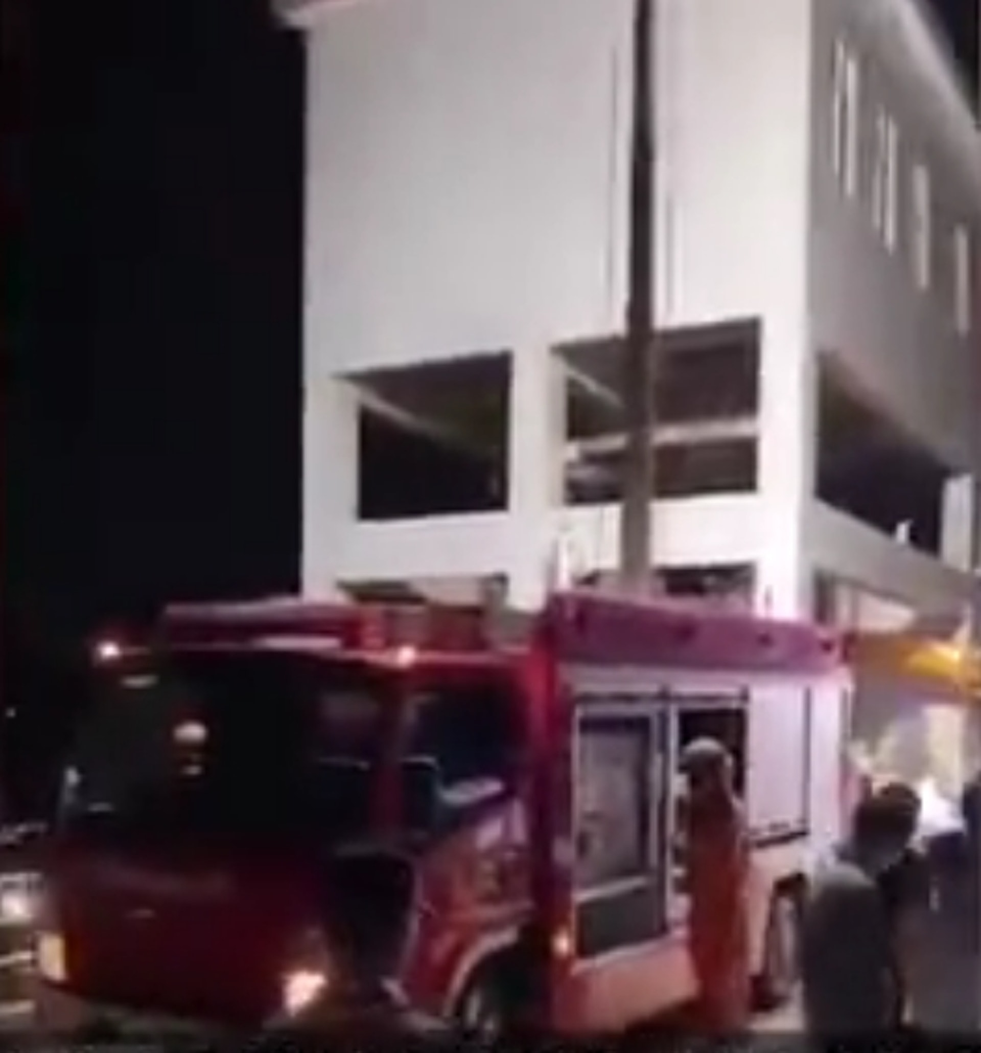 一輛客貨車從韶關市湞江區灣頭電站堤壩上墜入河中,事後有救援人員到場開展搜救。(《九派新聞》) 一輛客貨車從韶關市湞江區灣頭電站堤壩上墜入河中,事後有救援人員到場開展搜救。(《九派新聞》)