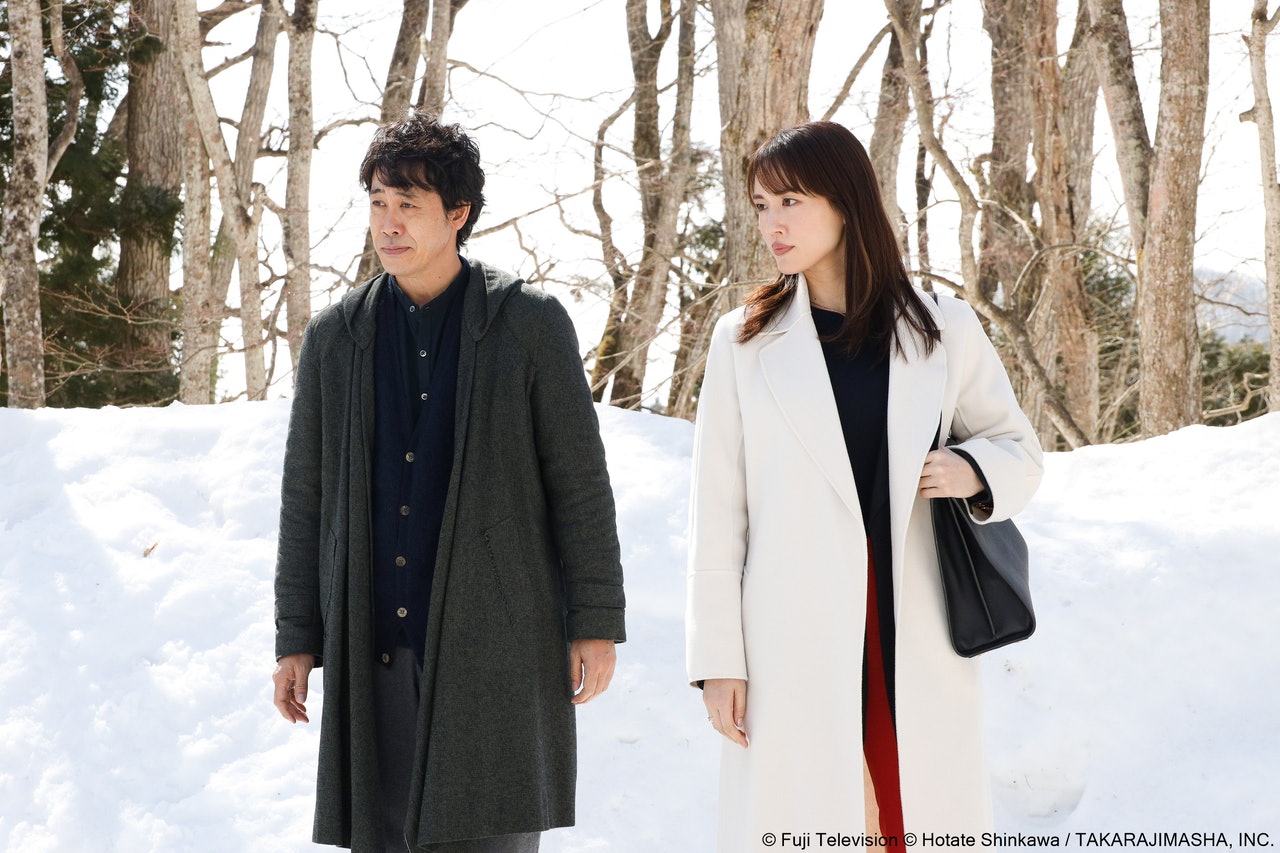 篠田敬太郎(大泉洋飾)、劍持麗子(綾瀨遙飾)。(劇照) 篠田敬太郎(大泉洋飾)、劍持麗子(綾瀨遙飾)。(劇照)
