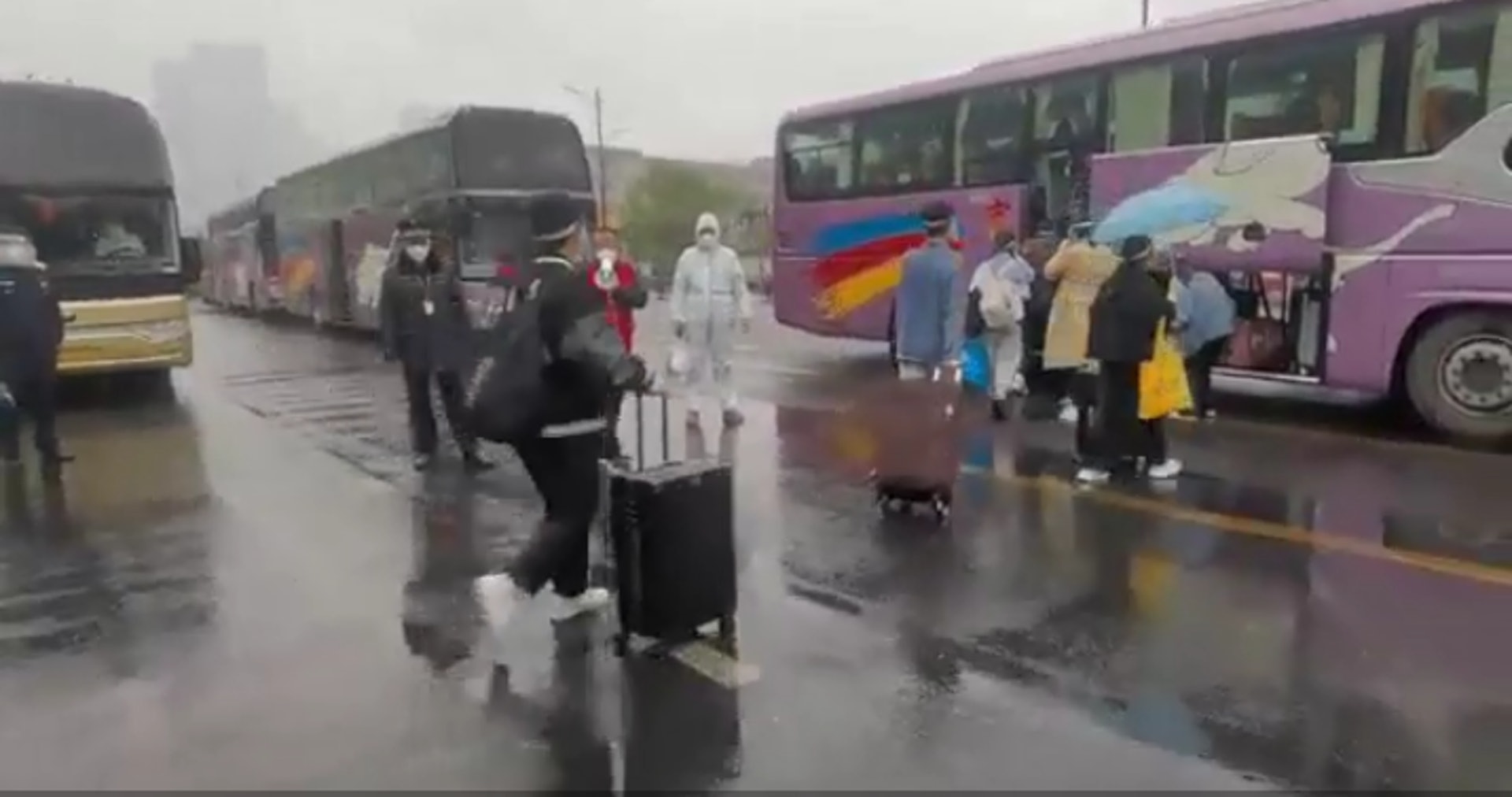 內媒報道,有鄭州大學同學爆料,指校內1名女生在五一假期時偷偷外出約會後確診,令校內逾5000師生要隔離。(微博圖片) 內媒報道,有鄭州大學同學爆料,指校內1名女生在五一假期時偷偷外出約會後確診,令校內逾5000師生要隔離。(微博圖片)