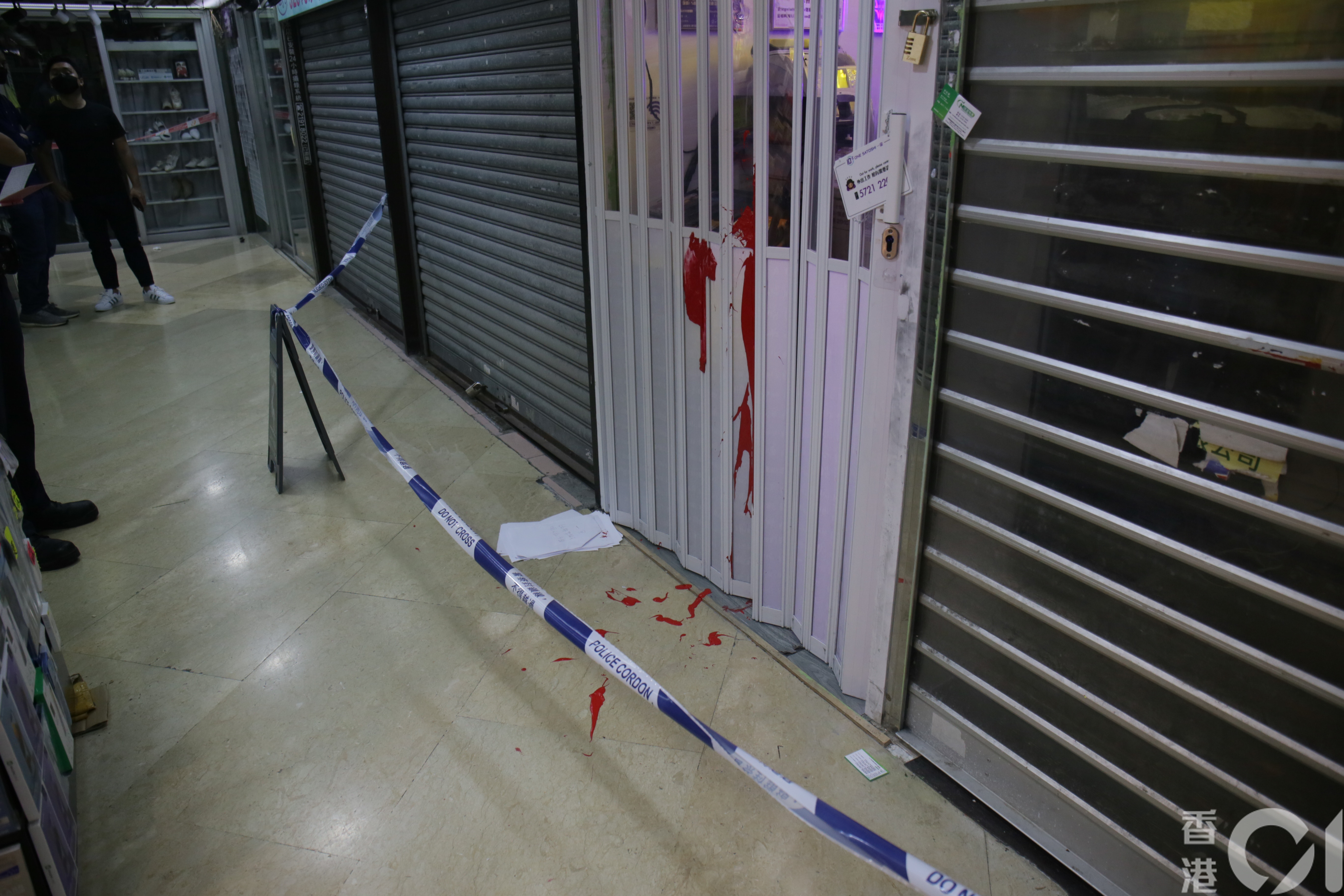 觀塘虛擬貨幣店遭淋油遺「呃人血汗錢」大字報