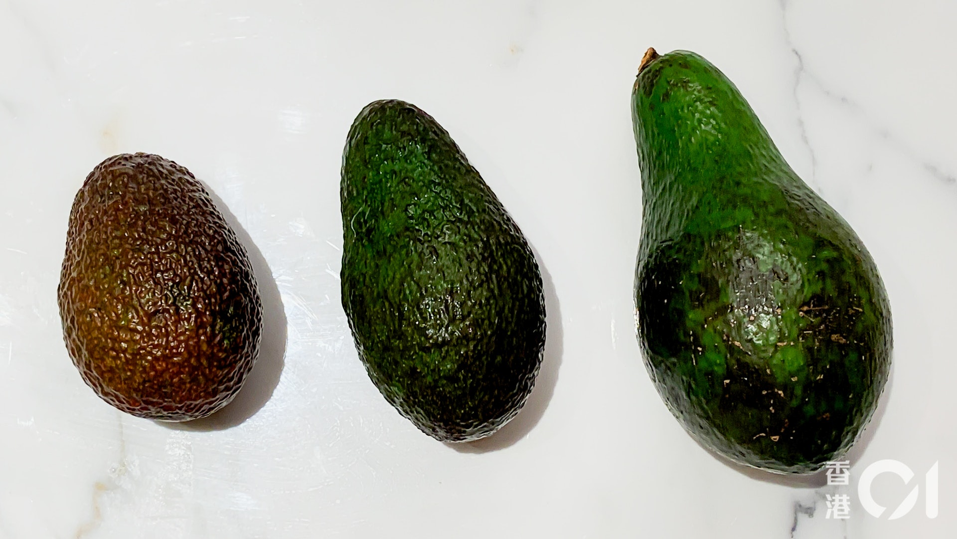 (左至右)牛油果品種有Hass(黑皮)、Shepard(綠皮)及 澳洲Green Skin G Max(特大)。 (左至右)牛油果品種有Hass(黑皮)、Shepard(綠皮)及 澳洲Green Skin G Max(特大)。
