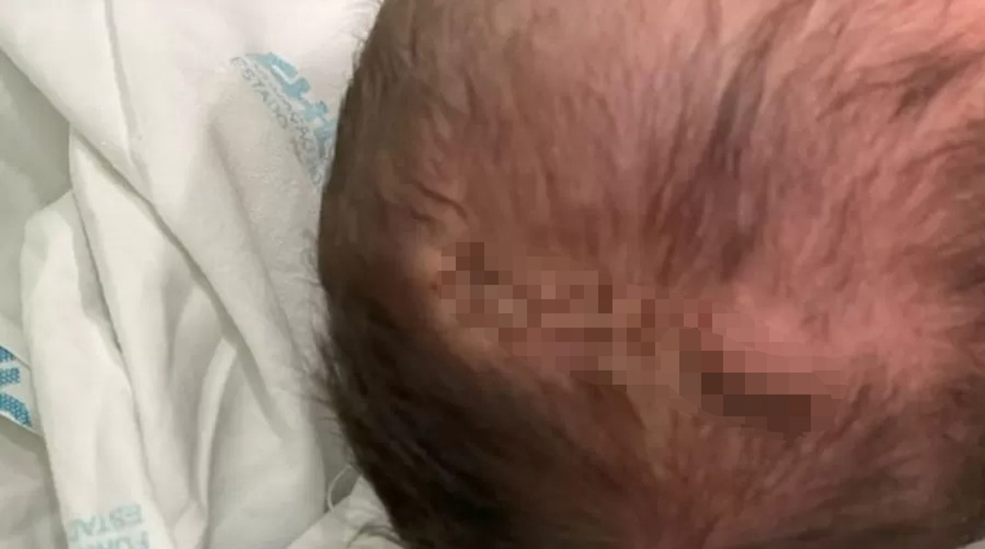 巴西孕婦約西安因劇烈宮縮被送往醫院,但卻被安置在接待處呆等了近1小時。當她告知護士感受到嬰兒快出生時,護士竟叫她步行往產房,途中嬰兒出生墮地,導致頭部內出血,需接受手術,縫了11針。(網上圖片) 巴西孕婦約西安因劇烈宮縮被送往醫院,但卻被安置在接待處呆等了近1小時。當她告知護士感受到嬰兒快出生時,護士竟叫她步行往產房,途中嬰兒出生墮地,導致頭部內出血,需接受手術,縫了11針。(網上圖片)