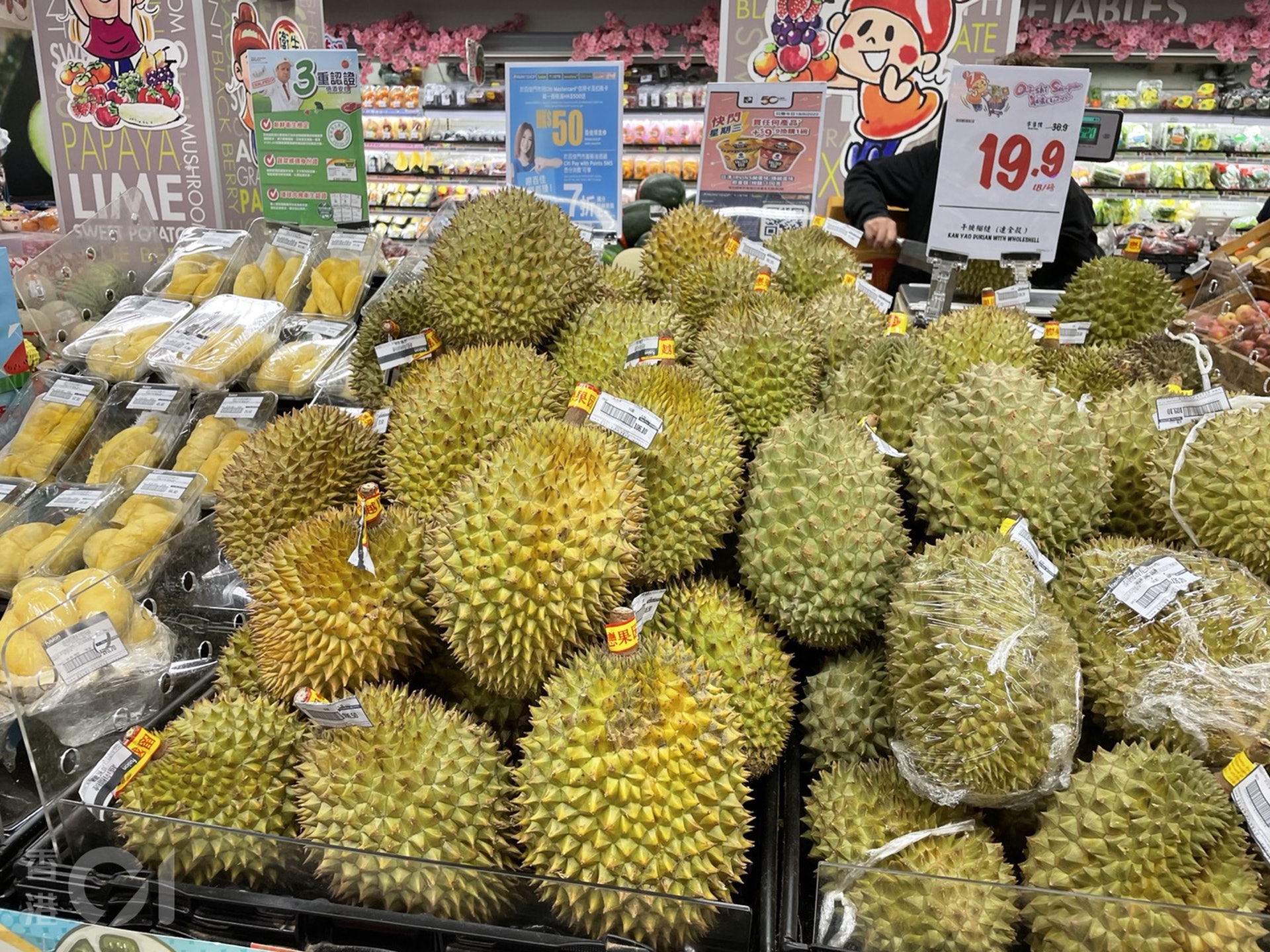 榴槤季節已到,但並非人人也適合食用,一不小心便會出現咽喉腫痛、頭痛等症狀。(資料圖片) 榴槤季節已到,但並非人人也適合食用,一不小心便會出現咽喉腫痛、頭痛等症狀。(資料圖片)