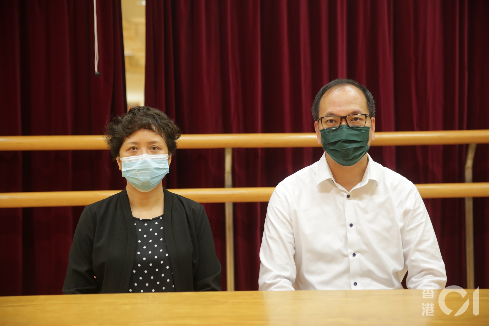 何副校長(左)及黎助理校長(右)今早回應傳媒提問。(黃偉民攝) 何副校長(左)及黎助理校長(右)今早回應傳媒提問。(黃偉民攝)