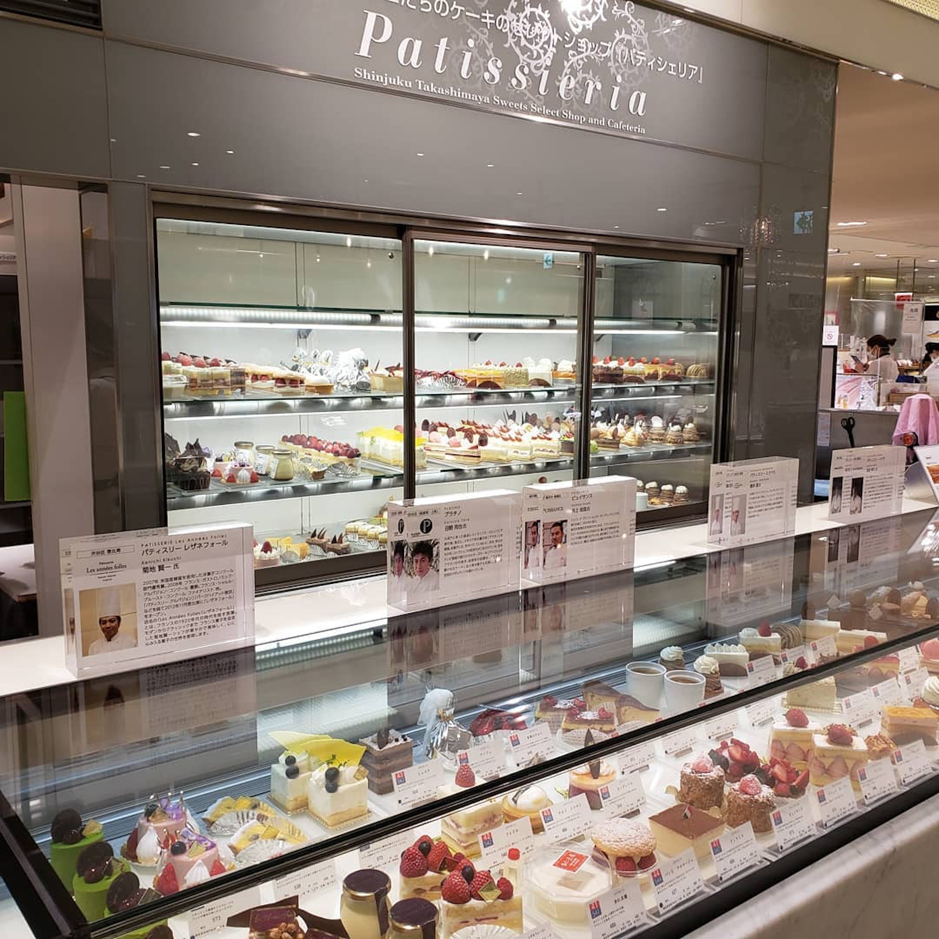 【パティシェリア】位在新宿高島屋地下1樓的「パティシェリア(Patissieria)」,號稱是世界第一個蛋糕選物店。(Instagram@patissieria) 【パティシェリア】位在新宿高島屋地下1樓的「パティシェリア(Patissieria)」,號稱是世界第一個蛋糕選物店。(Instagram@patissieria)