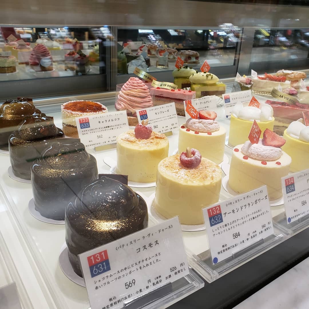 【パティシェリア】每個月會更換品項，冰櫃中甜點的常駐品項超過100種，被日本網友稱作像是甜點的百貨店。（Instagram@patissieria）