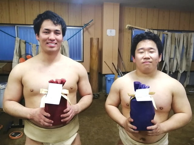 相撲 東京大學高材生成力士創歷史首度登場便身穿漫畫化妝迴