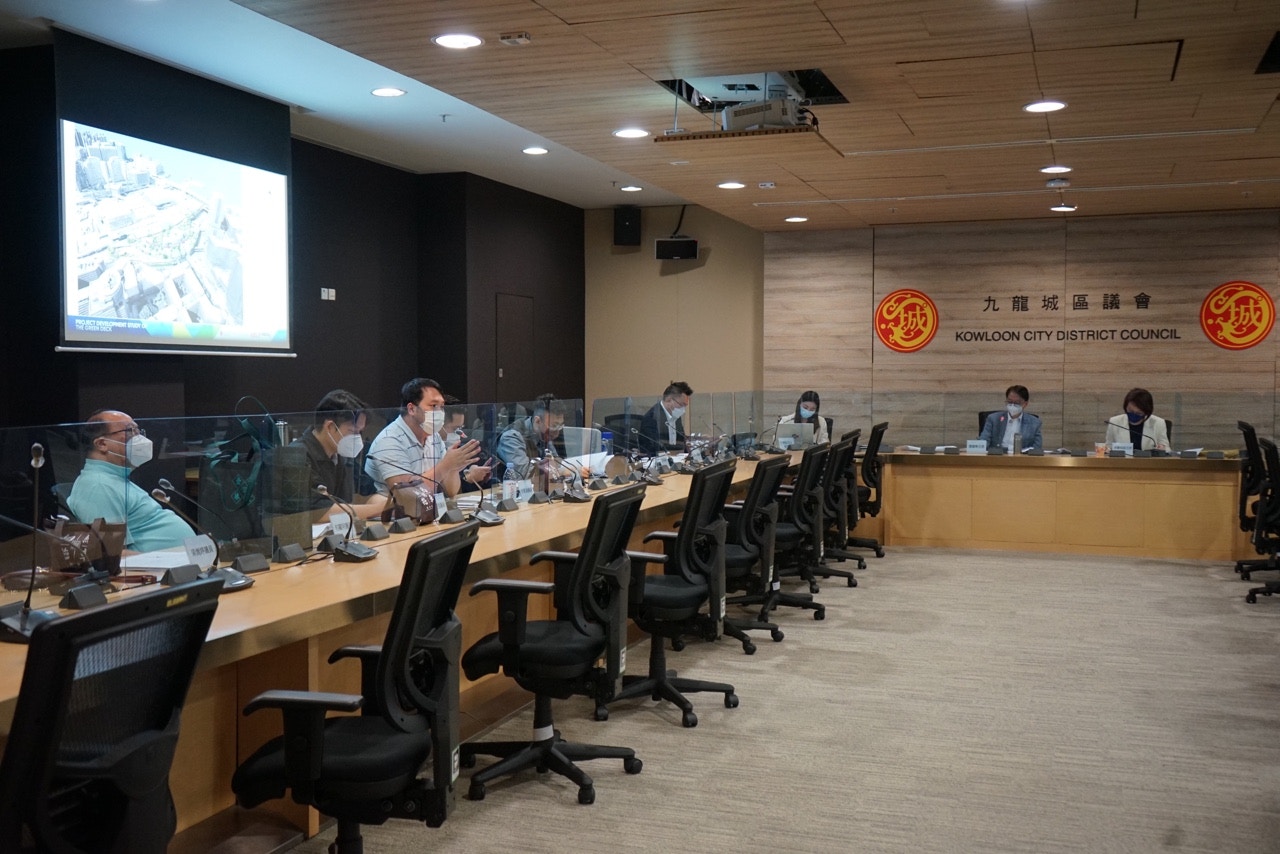 理工大學計劃在紅磡隧道收費廣場興建3層高綠化平台，佔地3萬平方米，團隊今日（19日）到九龍城區議會上介紹相關計劃。（呂諾君攝）