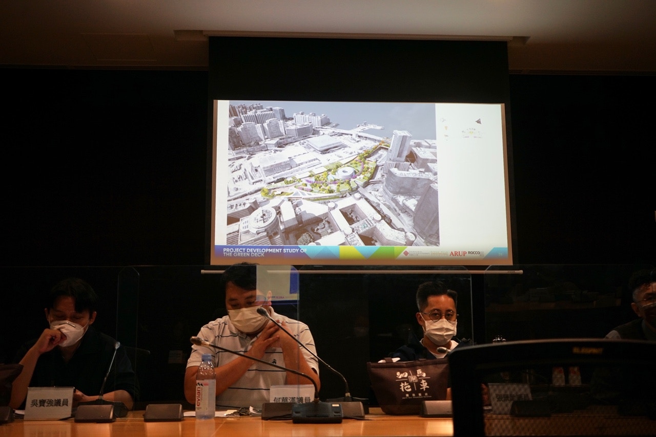 理工大學計劃在紅磡隧道收費廣場興建3層高綠化平台，佔地3萬平方米，團隊今日（19日）到九龍城區議會上介紹相關計劃。（呂諾君攝）