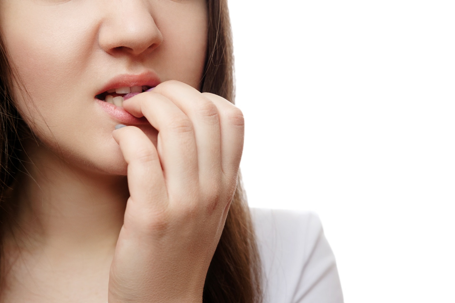 經常咬指甲是因為焦慮情緒作祟？（Shutterstock）