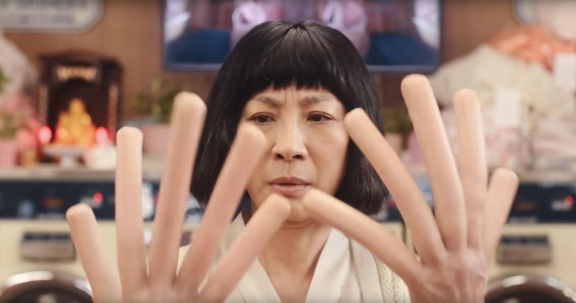 《奇異女俠玩救宇宙》的發行公司其中之一有Hotdog Hands LLC，剛好呼應劇中的熱狗手指。（《奇異女俠玩救宇宙》劇照）