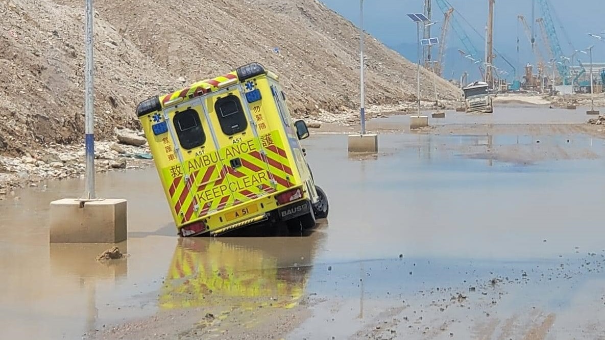 救護車機場工地陷入泥水坑車身傾側幸無人傷 救護車機場工地陷入泥水坑車身傾側幸無人傷